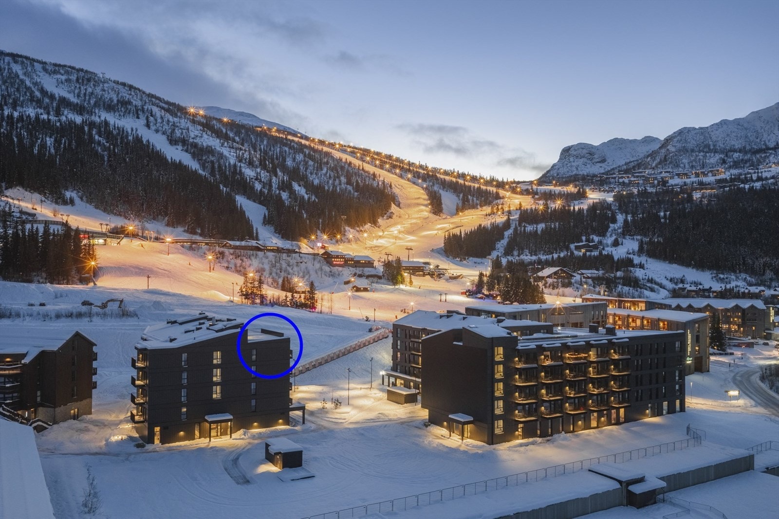 Leiligheten ligger på toppen og hjørnet i bygg A med svært bra utsikt og solforhold Galleribilde