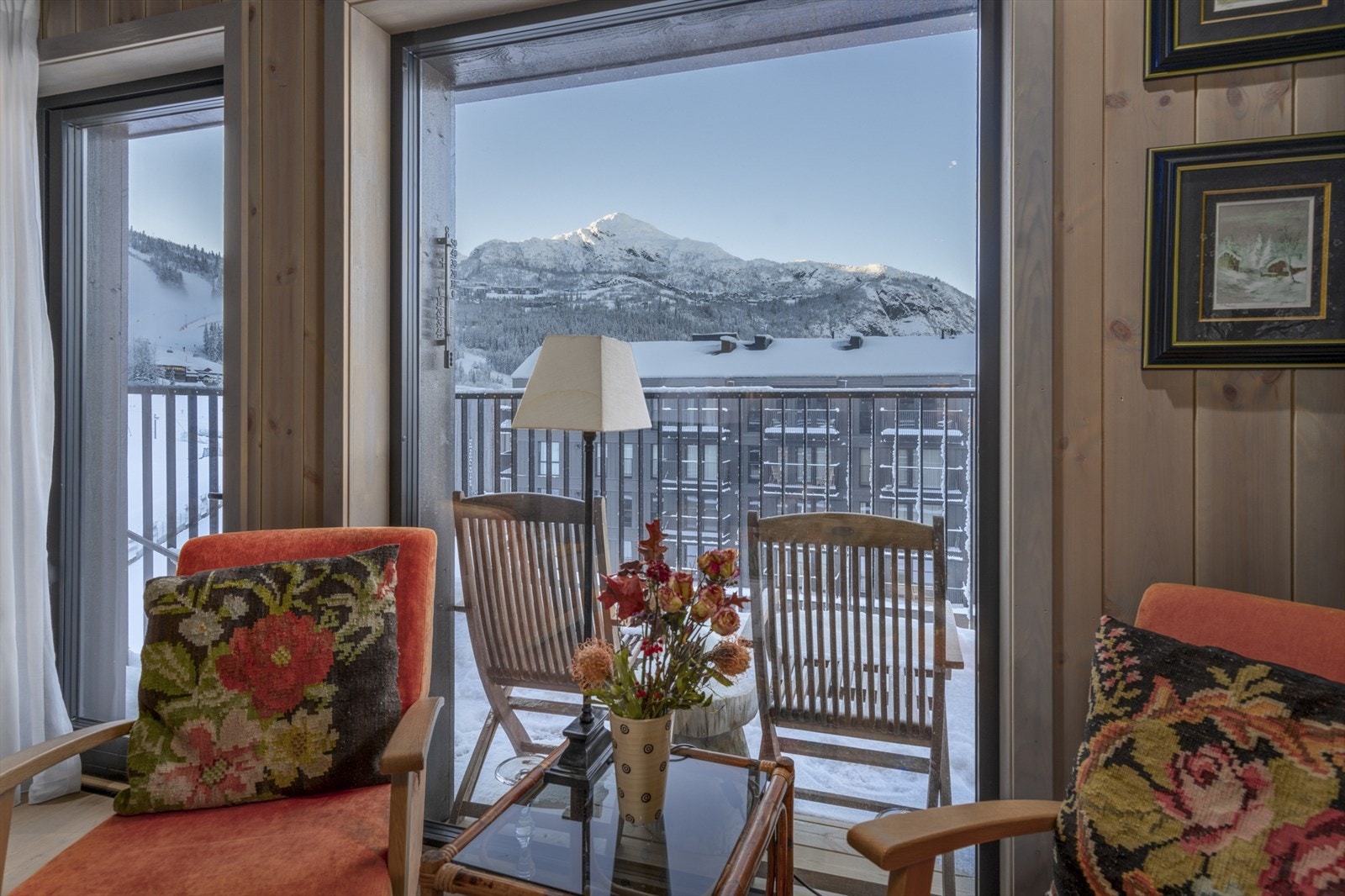 Utsikt mot Skarsnuten fra stuen Galleribilde