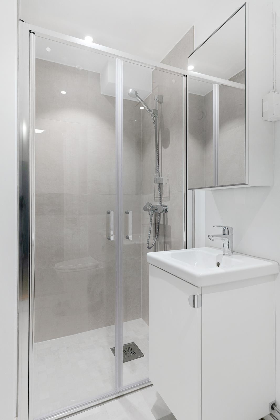 Lekkert bad med moderne innredning Galleribilde