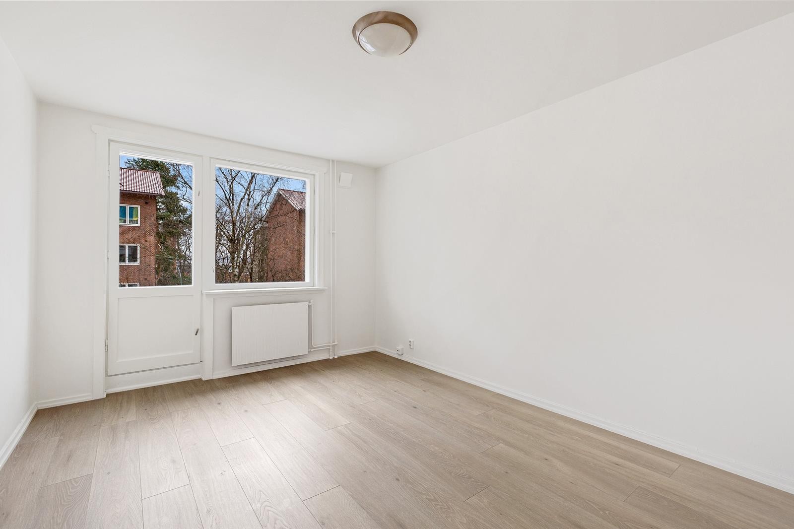 Romslig stue som er enkel å innrede Galleribilde