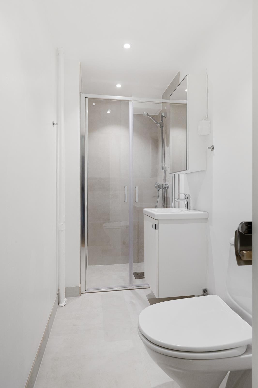 Bad med dusj, wc og servant Galleribilde