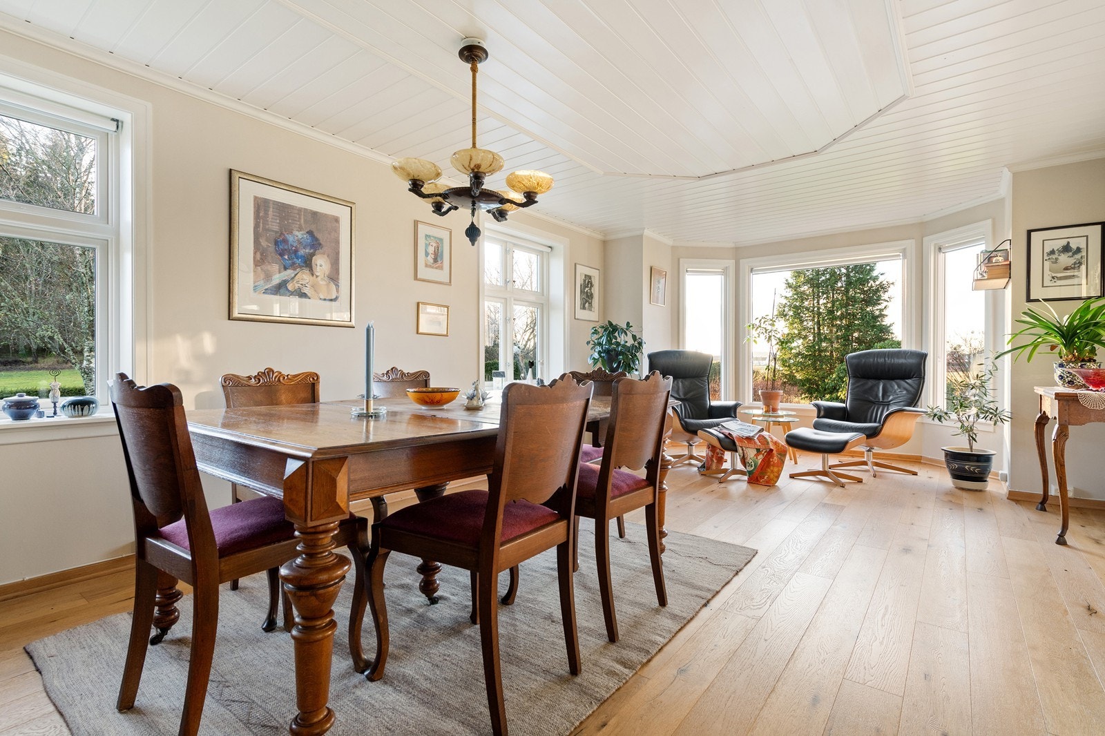 Stuen er romslig og med et lite karnapp setter man riktig stemning Galleribilde