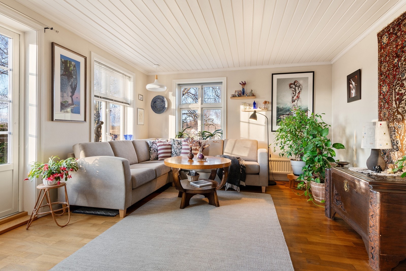 Her får du plass til en romslig sofa Galleribilde