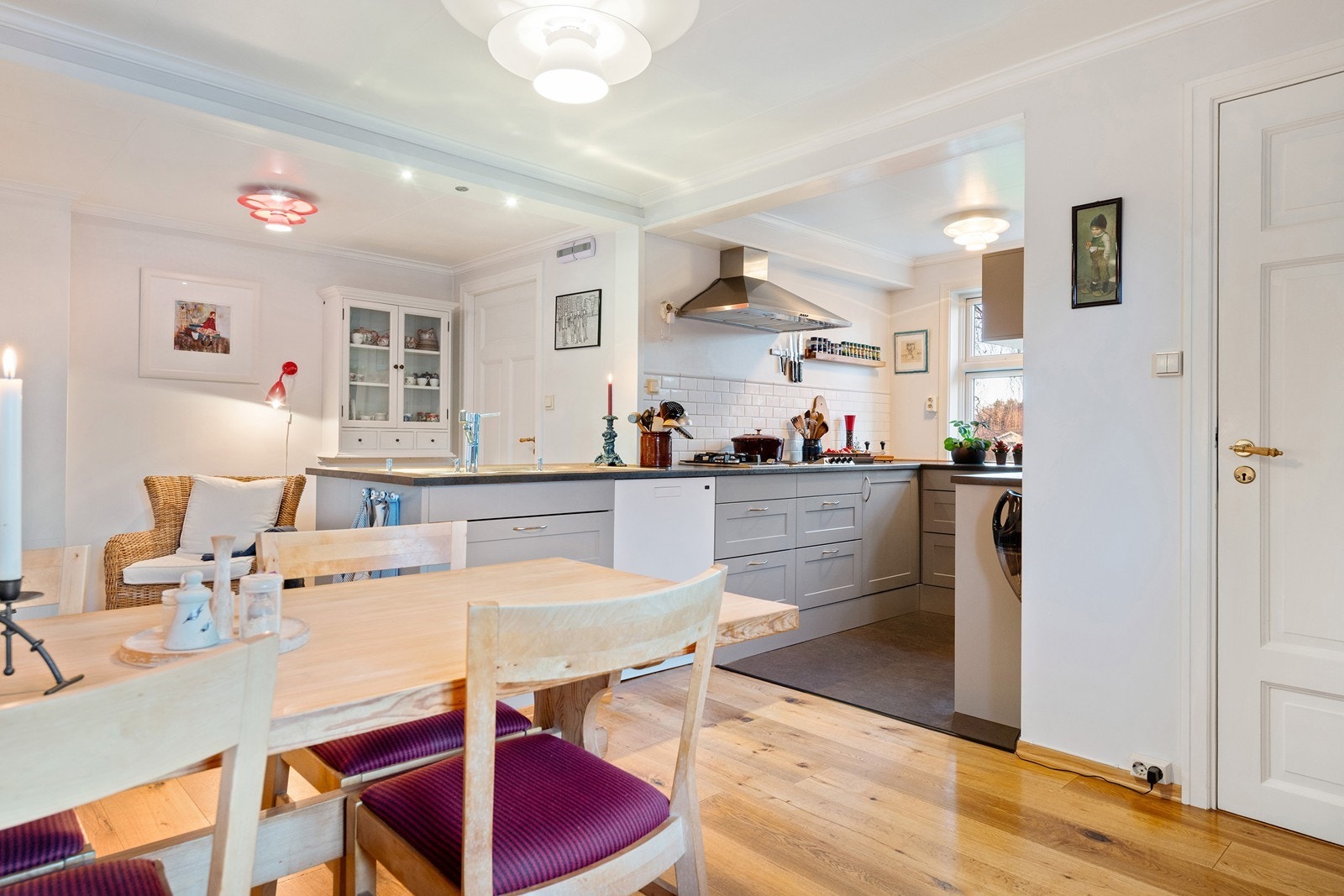 Pent og ryddig kjøkken fir den som liker litt rettere linjer Galleribilde