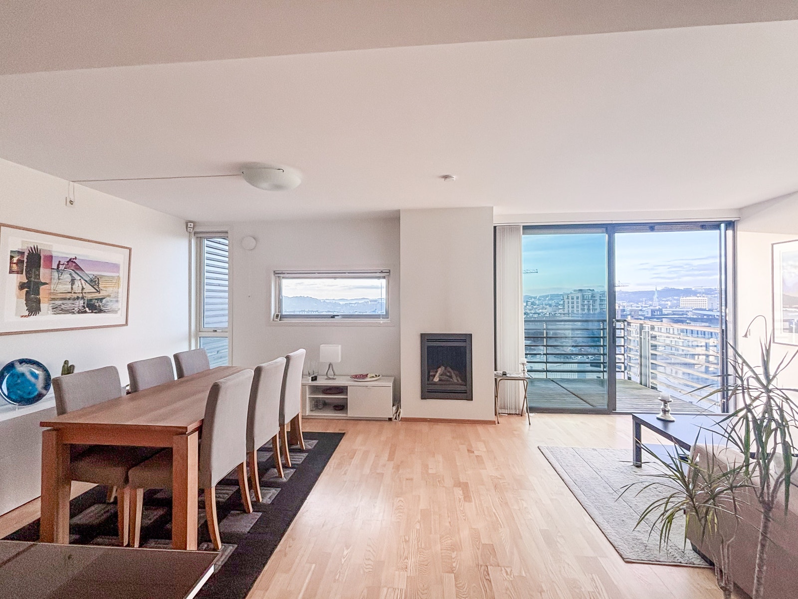 Stuen/kjøkkenet har godt med naturlig lys som skaper et Galleribilde