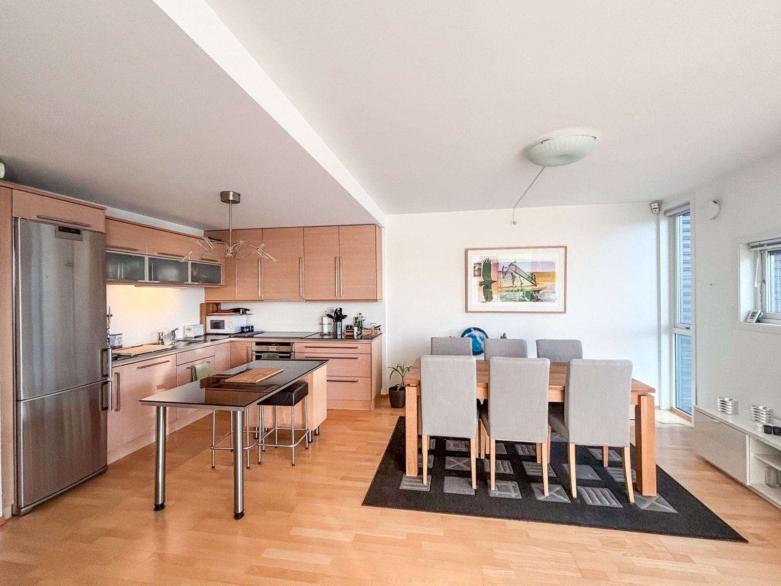 Hyggelig spiseplass. Spisegruppen medfølger. Galleribilde