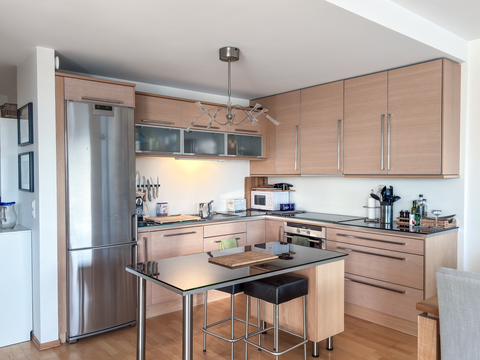 Kjøkkenet har slette fronter i en lys tre finish som gir et lunt og ryddig uttrykk. Galleribilde