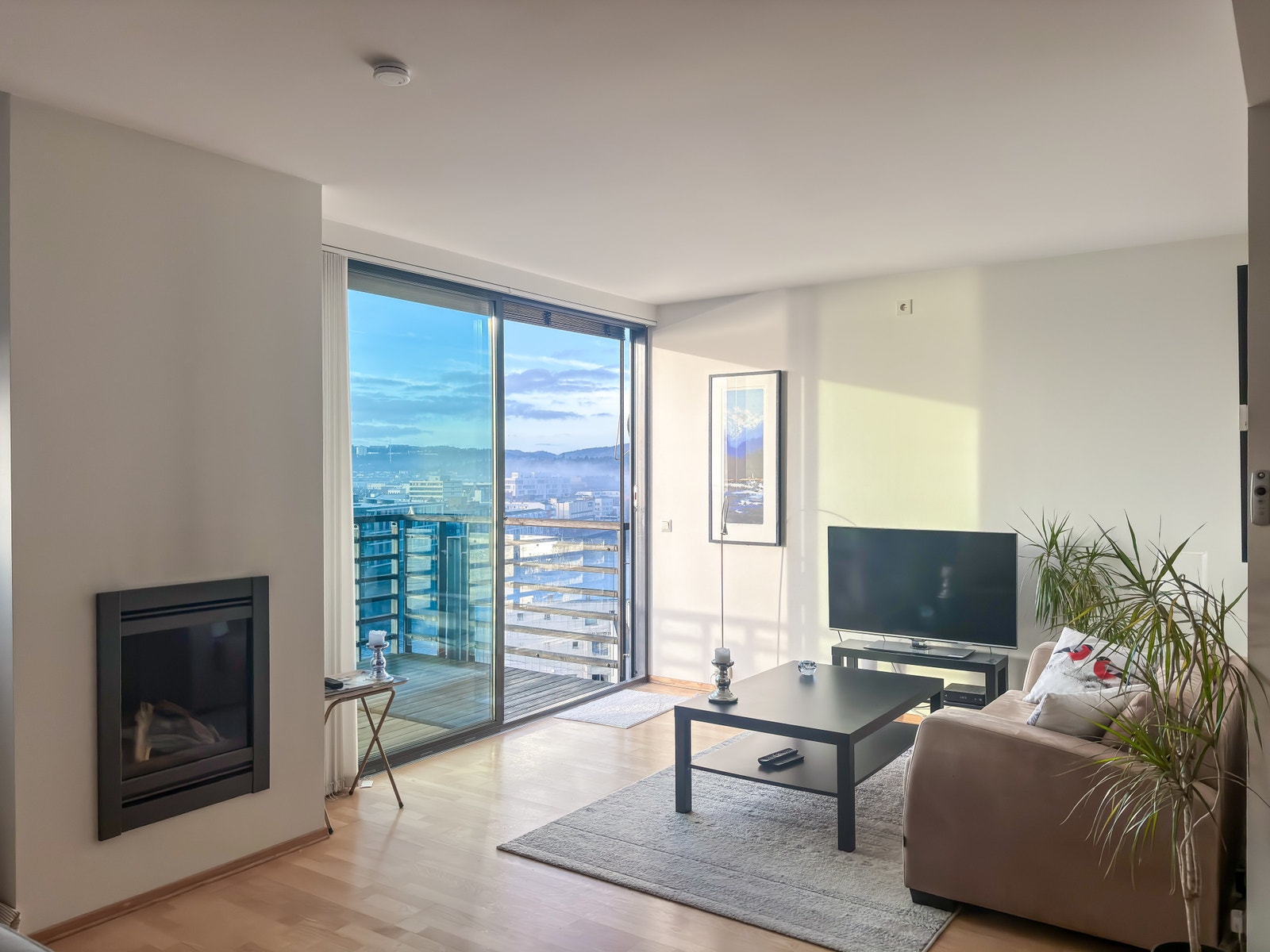 Som oppvarming har leiligheten vannbåren varme og en fin gasspeis i stuen. Galleribilde