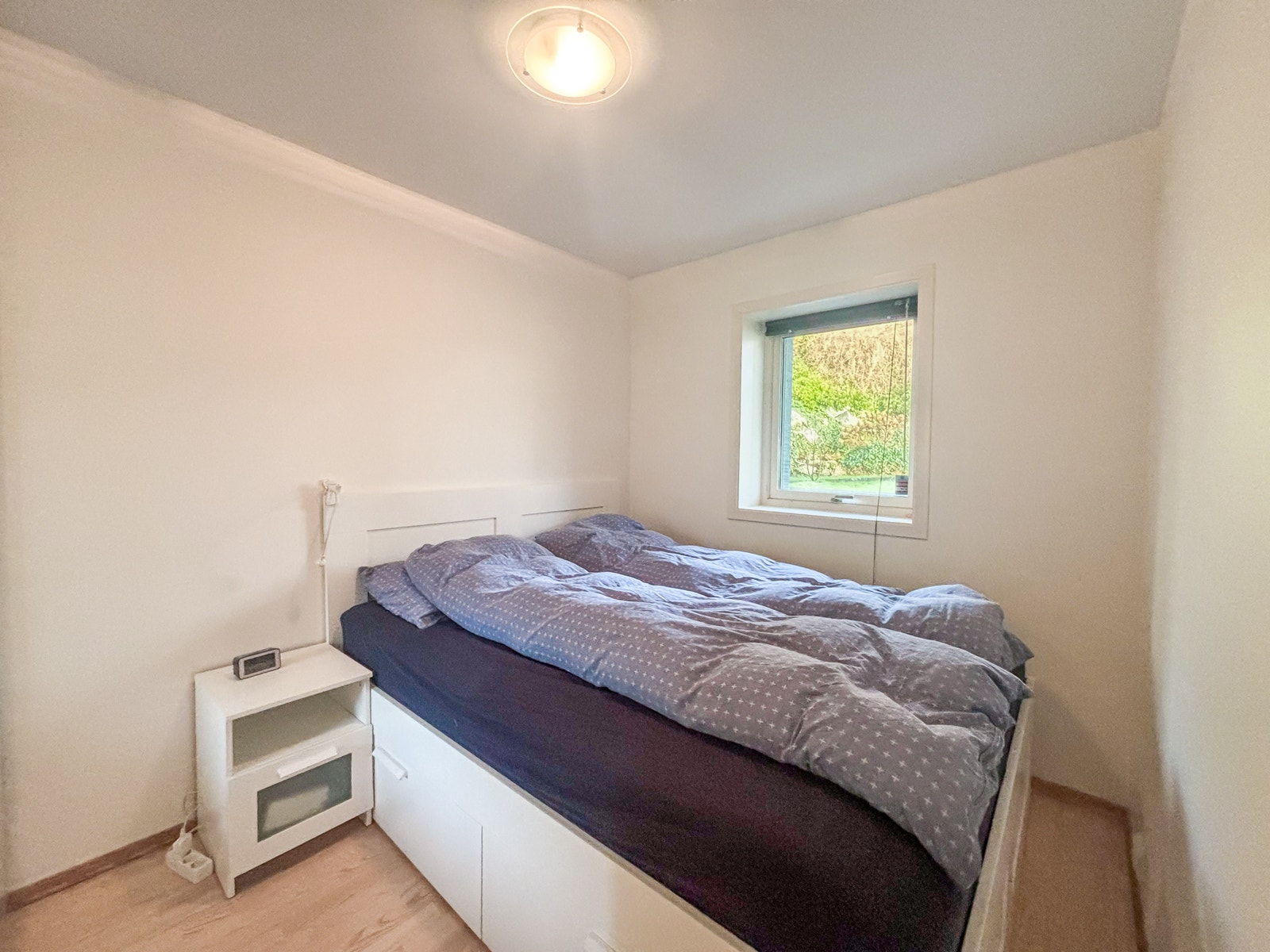 Hovedsoverom med dobbelseng og garderobeskap. Galleribilde