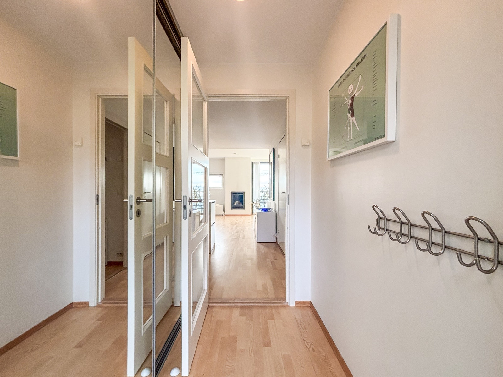 Entre med integrert skap til å henge fra seg jakker og sko. Galleribilde