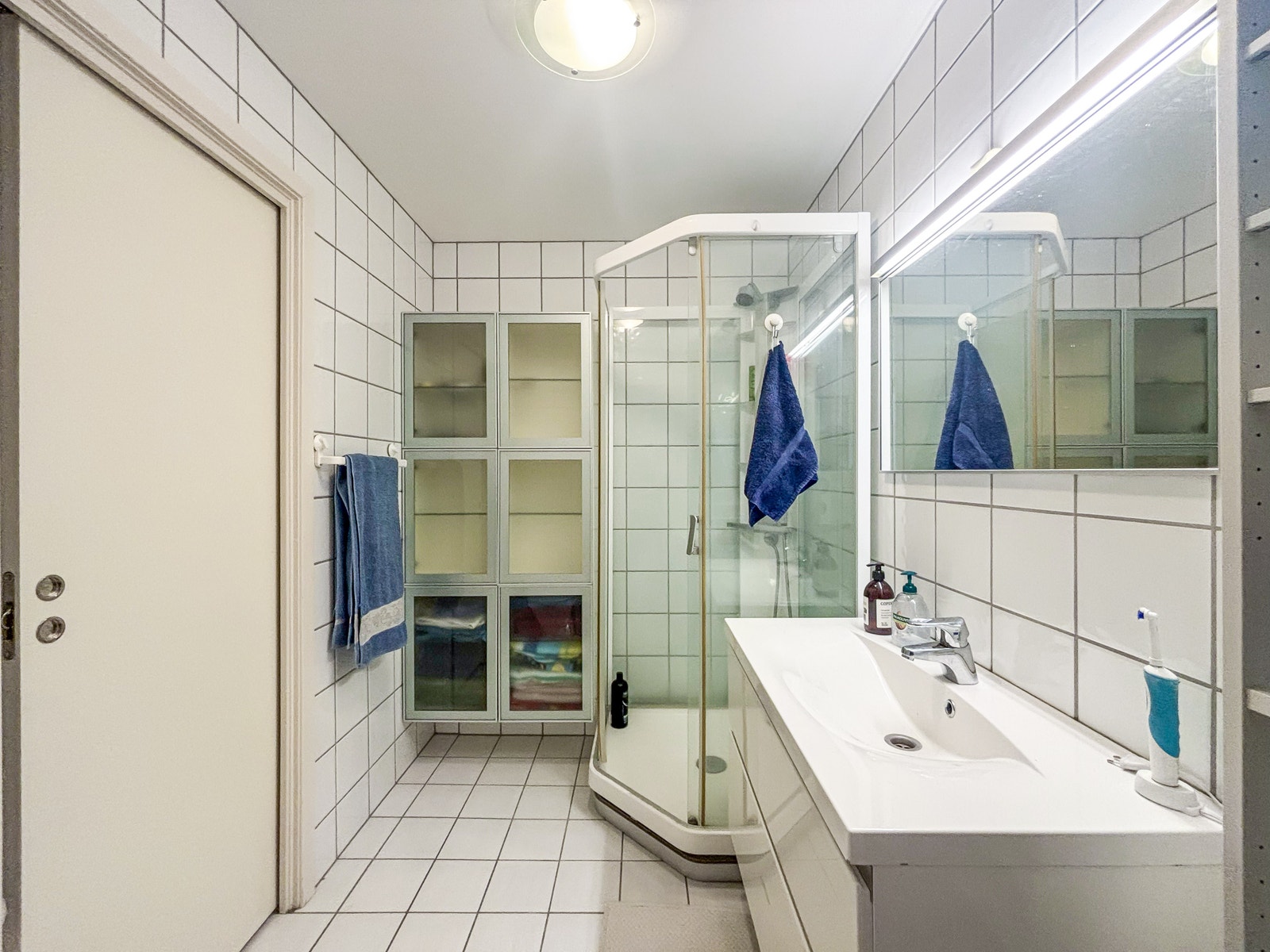 Fint flislagt baderom med god oppbevaringsplass. Galleribilde