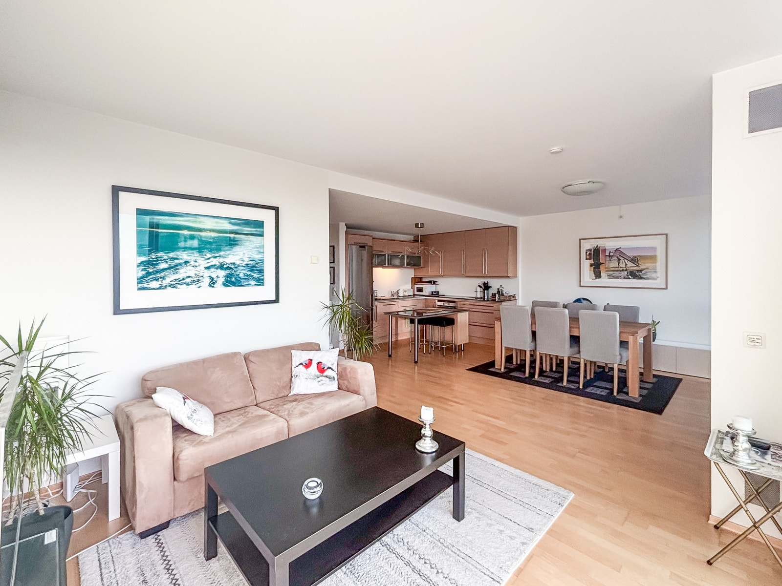 Leiligheten har åpen stue/kjøkken løsning. Galleribilde