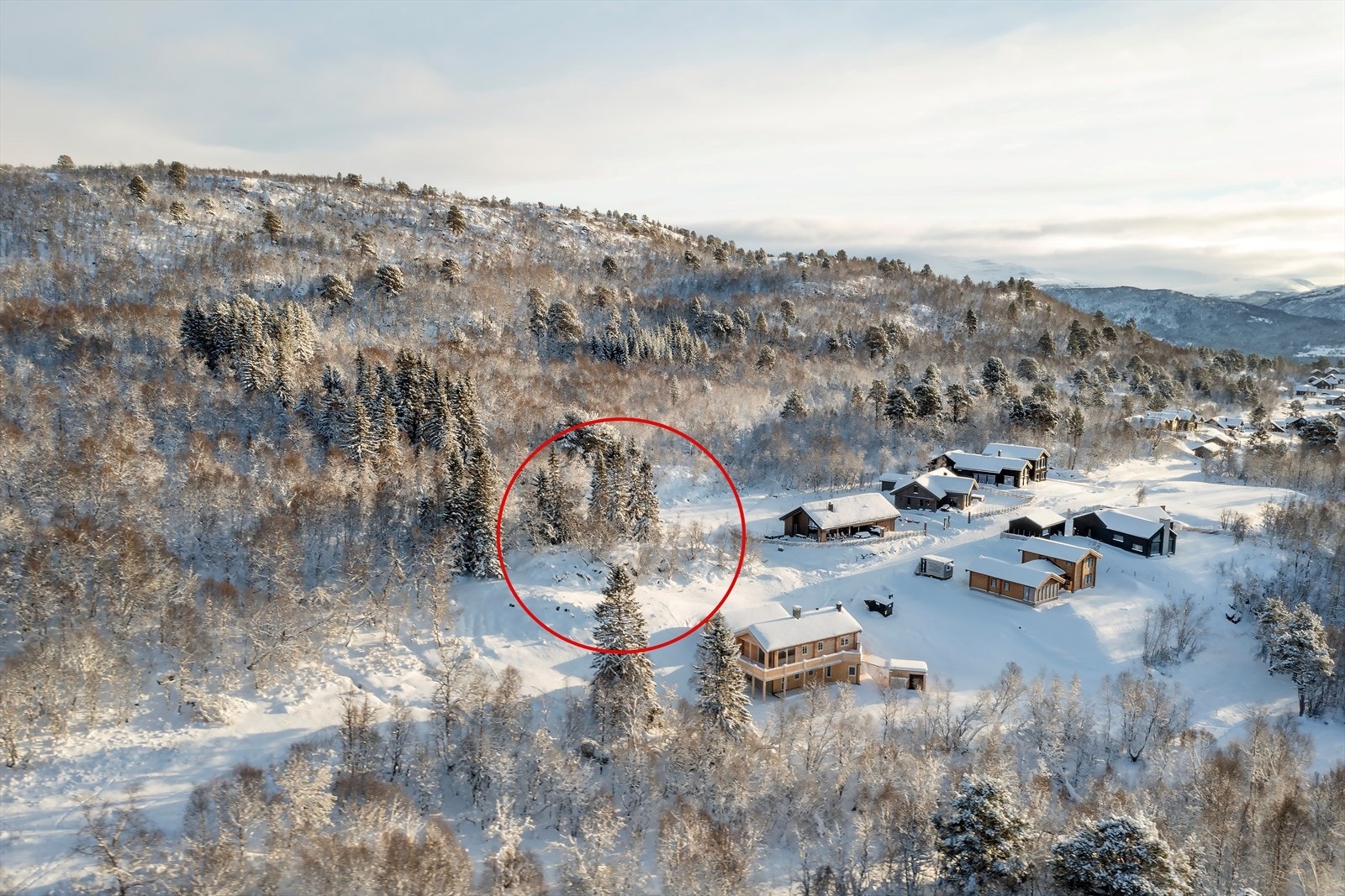 I øst grenser eiendommen til LNFR-område, og det er i underkant av 50 meter til skiløype i nordvest Galleribilde