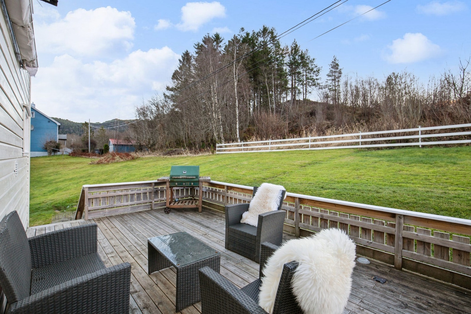 Lun og fin terrasse på baksiden Galleribilde