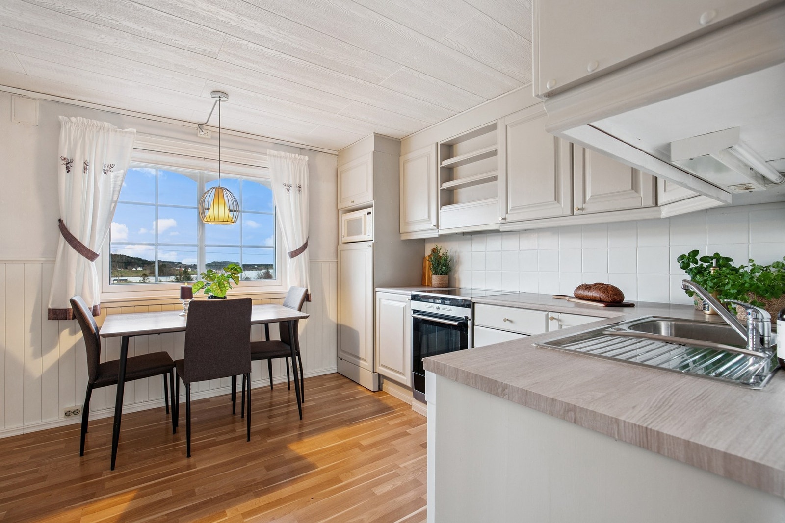 Plass til spisestue på kjøkken Galleribilde