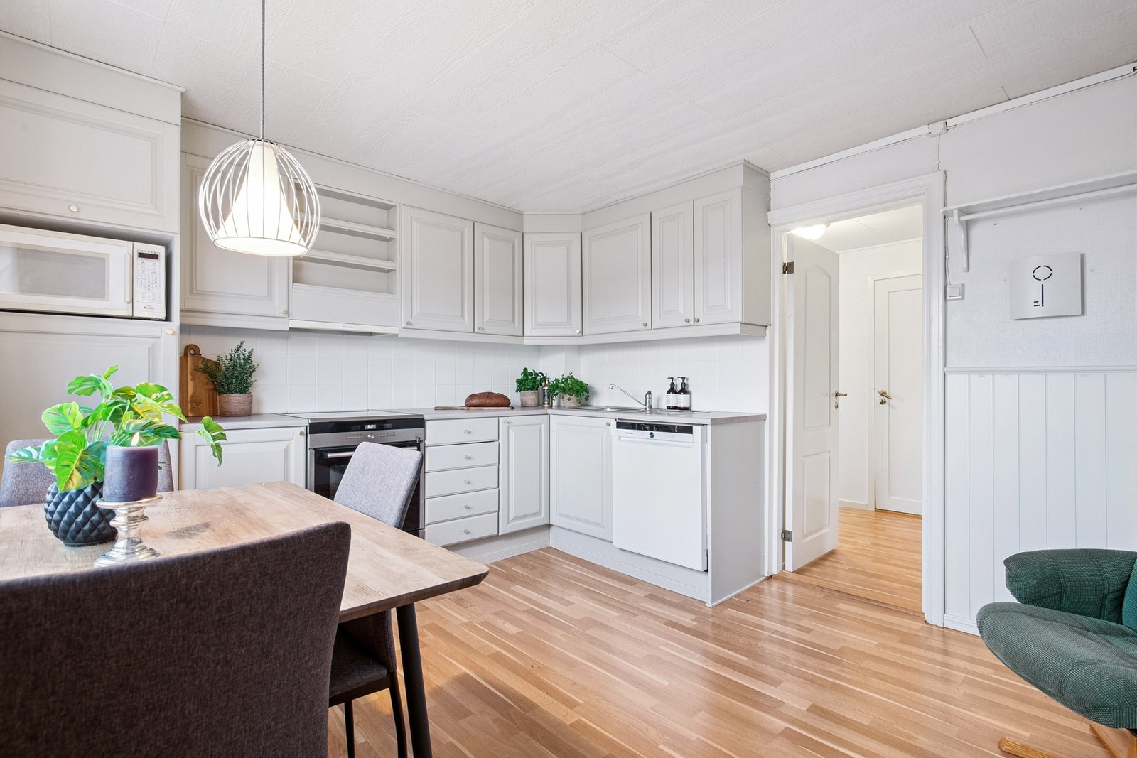 Lyst og pent kjøkken Galleribilde