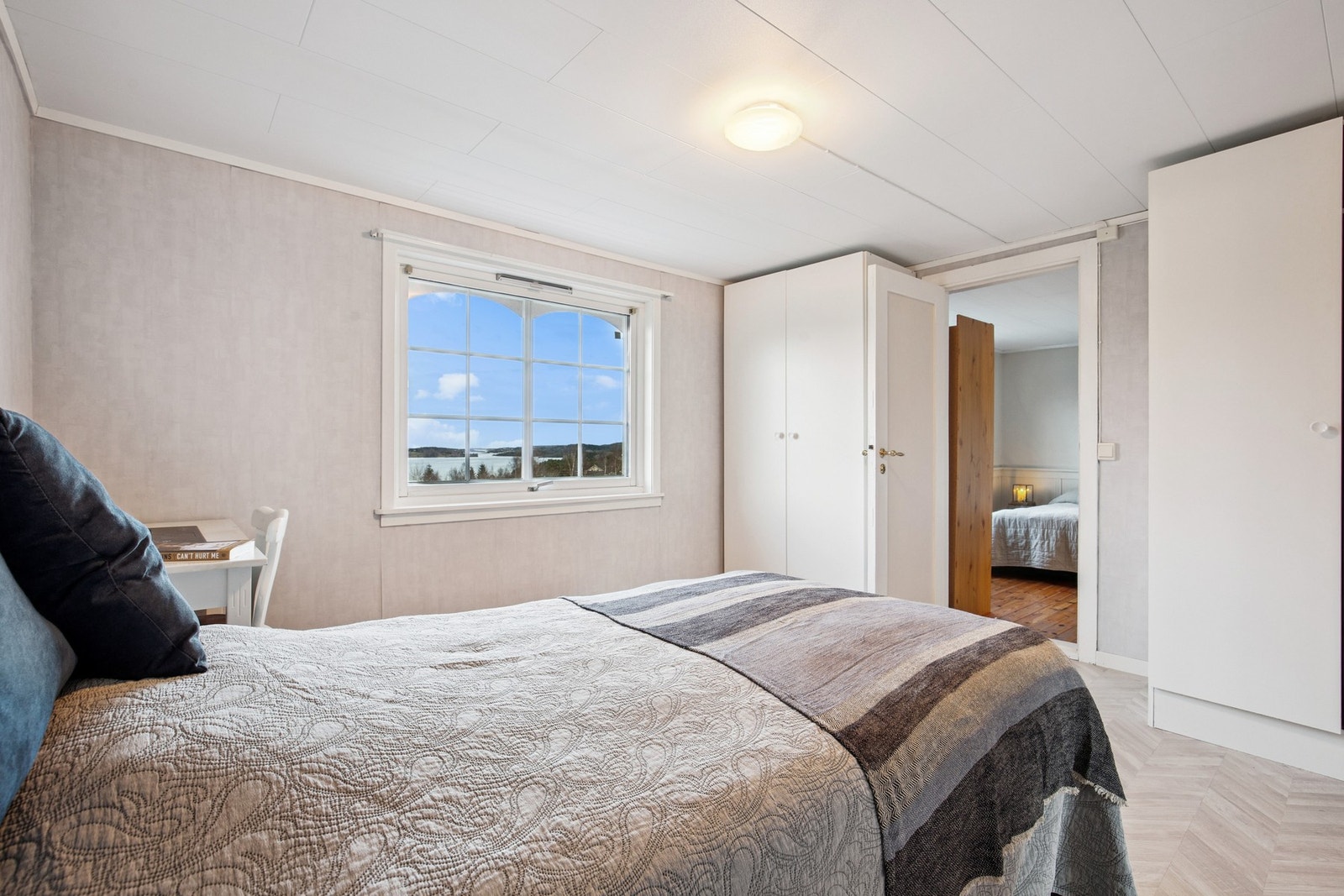 Ett av tre soverom Galleribilde