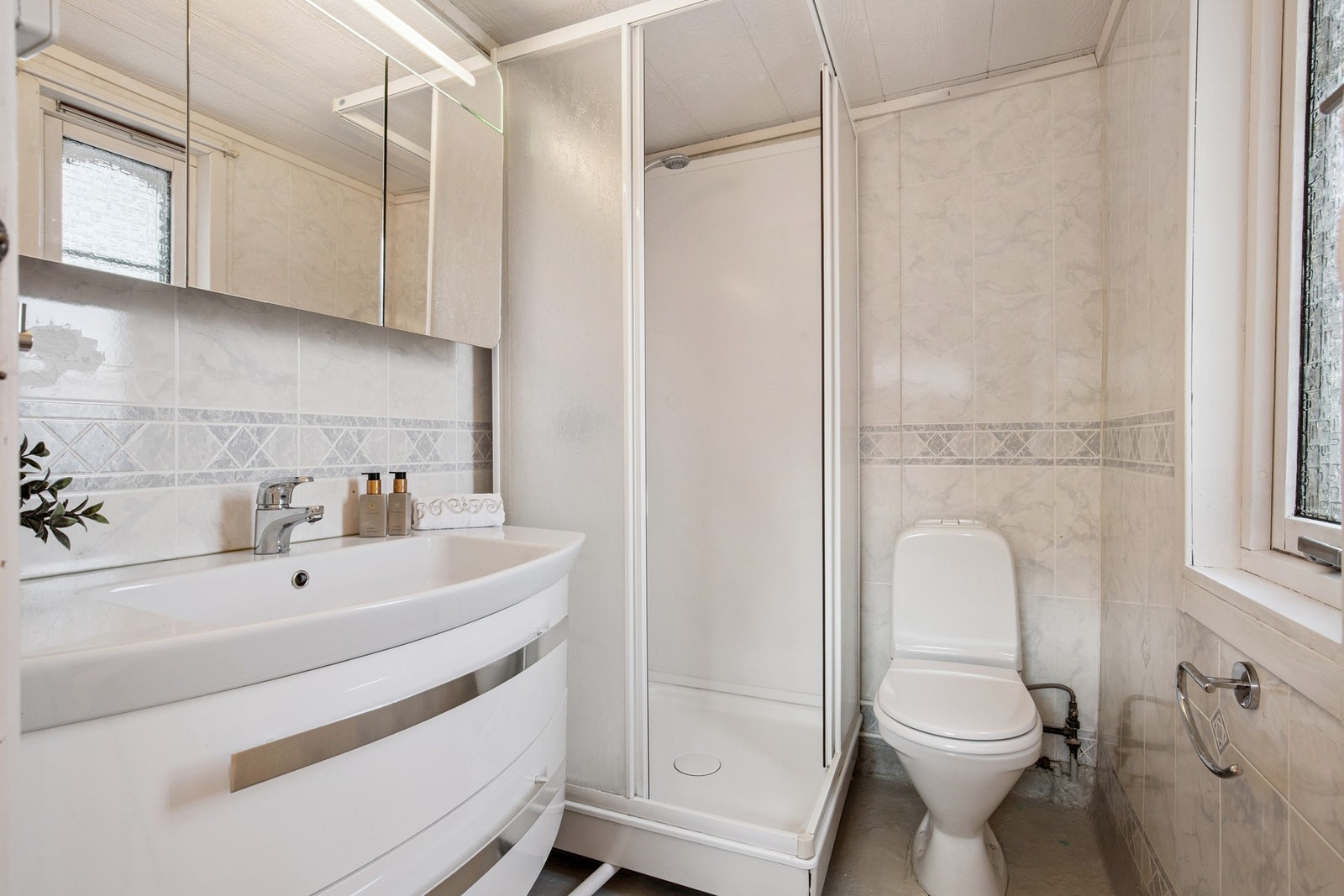 Bad med dusjkabinett Galleribilde