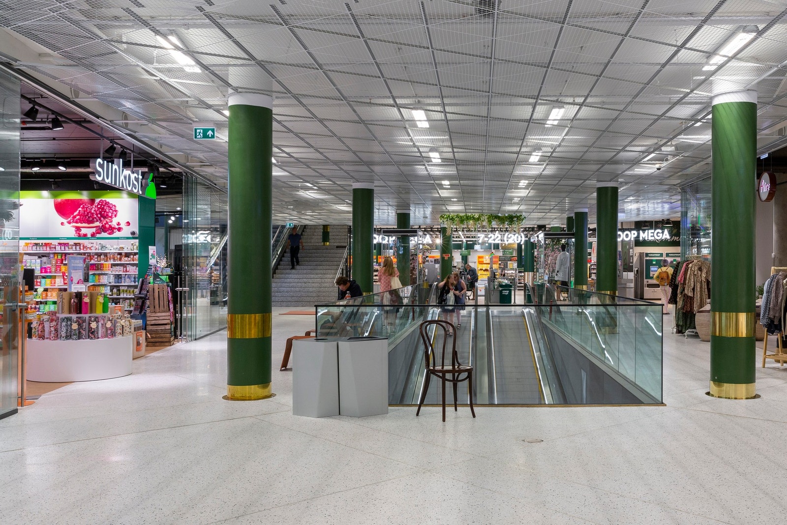 Røa Torg er et flott kjøpesenter med en rekke butikker, inkludert bl.a. vinmonopol og apotek. Galleribilde