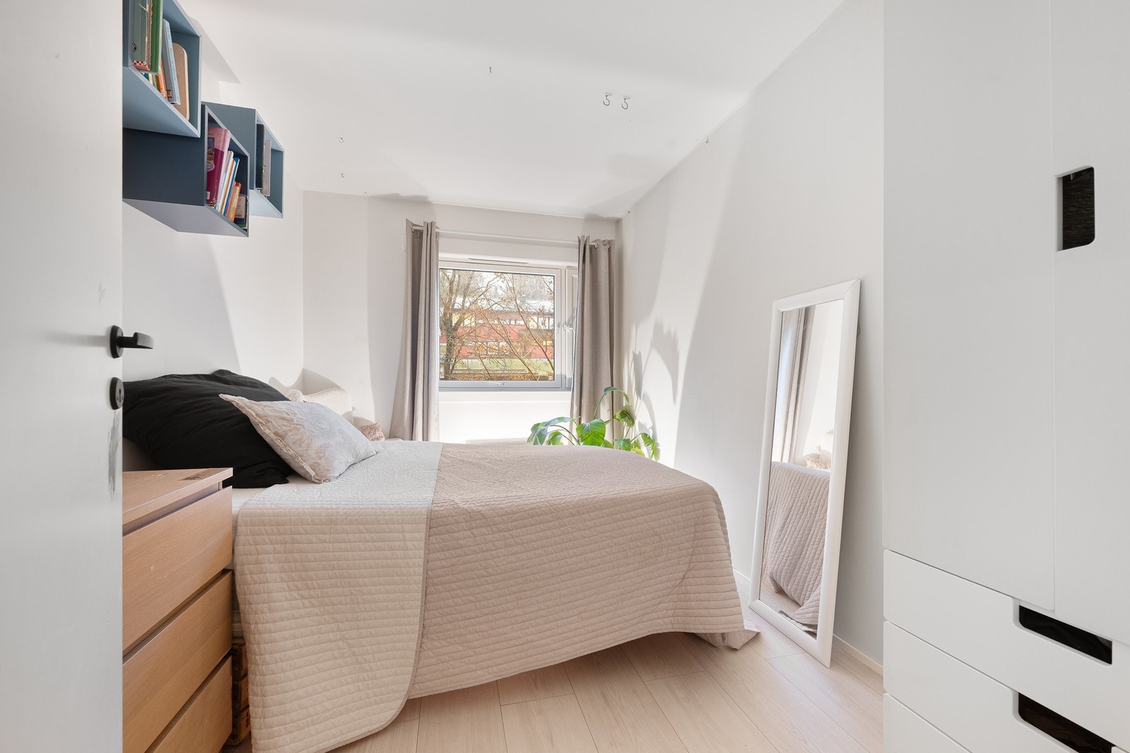 Soverom 2 og 3 har god plass til seng og oppbevaringsløsninger. Galleribilde