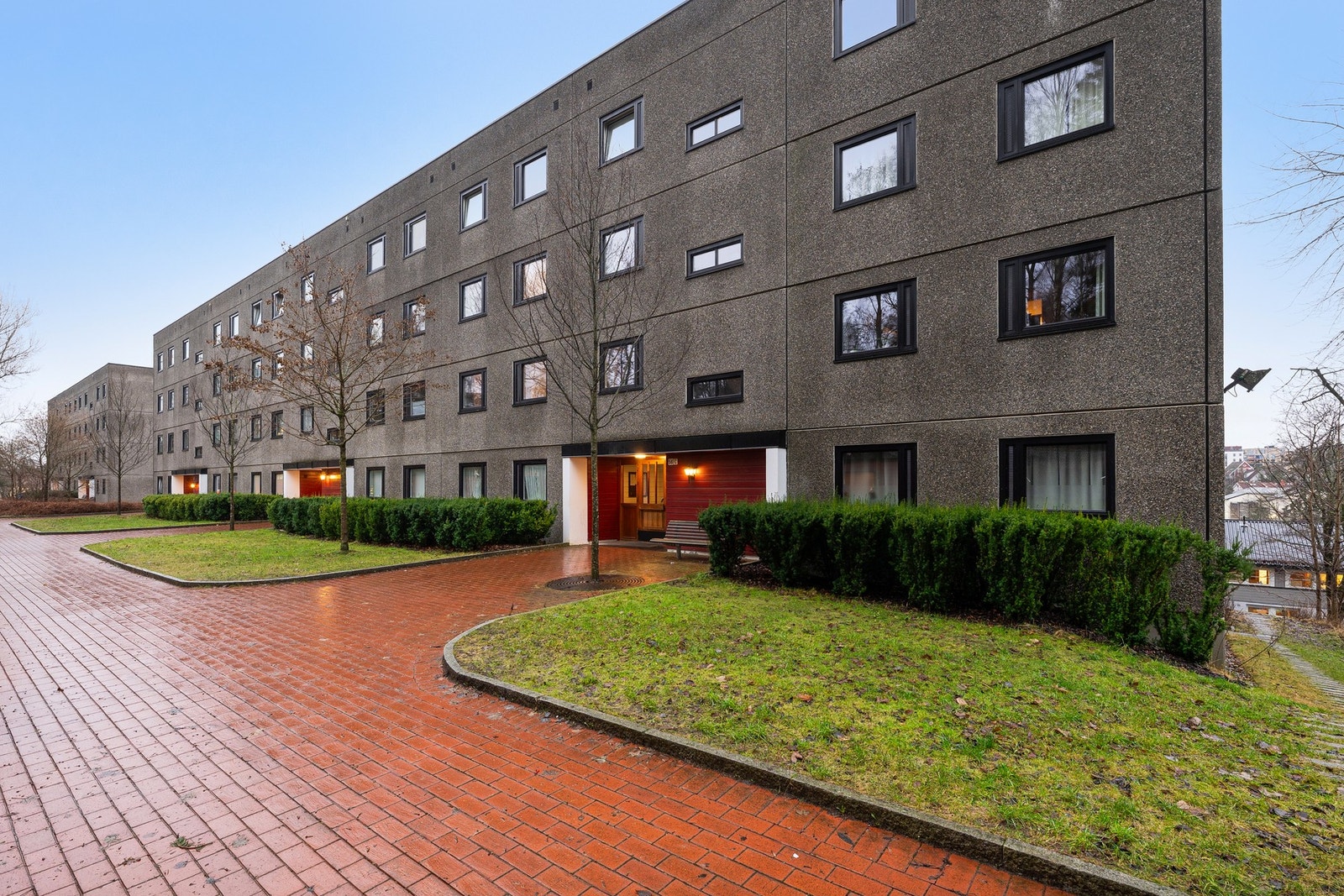 Flott beliggenhet med kort vei til offentlig kommunikasjon, dagligvare og fine tur- og grøntområder i Mærradalen, Sørkedalen og Nordmarka. Galleribilde