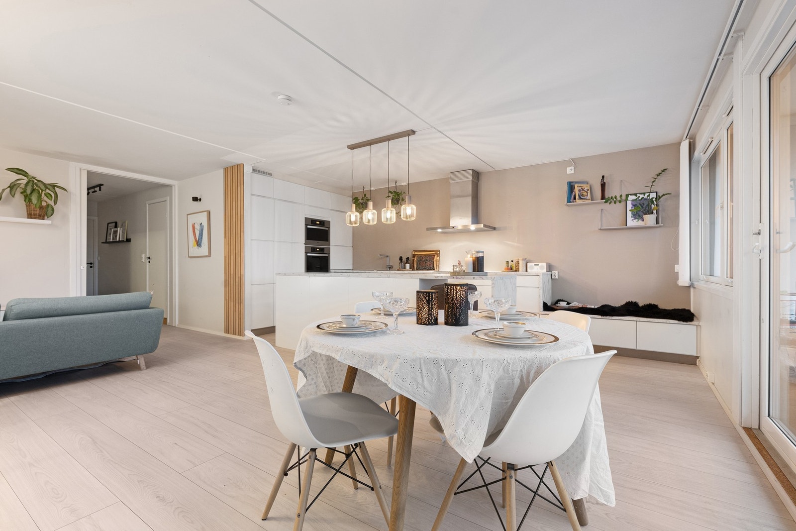 Naturlig plass til spisebord ved kjøkkenet med enkel adkomst til balkong. Kjøkkenet har en praktisk benkeløsning med oppbevaring. Galleribilde