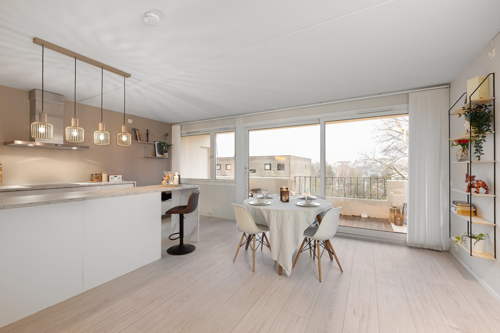 Boligen ble pusset opp i 2012 og har senere blitt ytterligere oppgradert med blant annet ny kjøkkenøy, benkeplater, nye gulv og malte veggflater. Planløsningen er moderne og sosial. Galleribilde