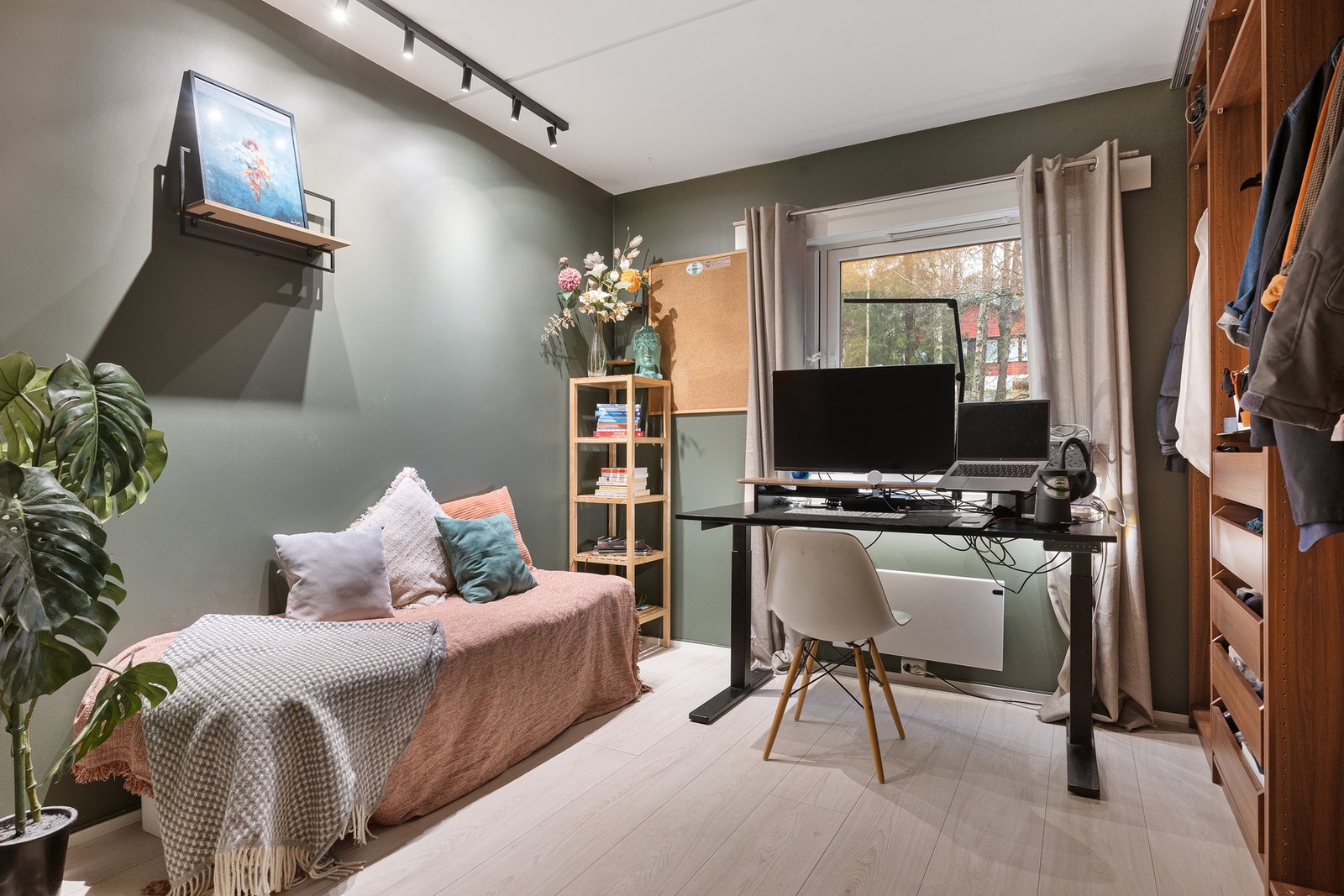 Barnerom med god plass til seng, arbeidsplass og oppbevaring. Utsikt mot Hov/Meklenborg barnehage. Galleribilde