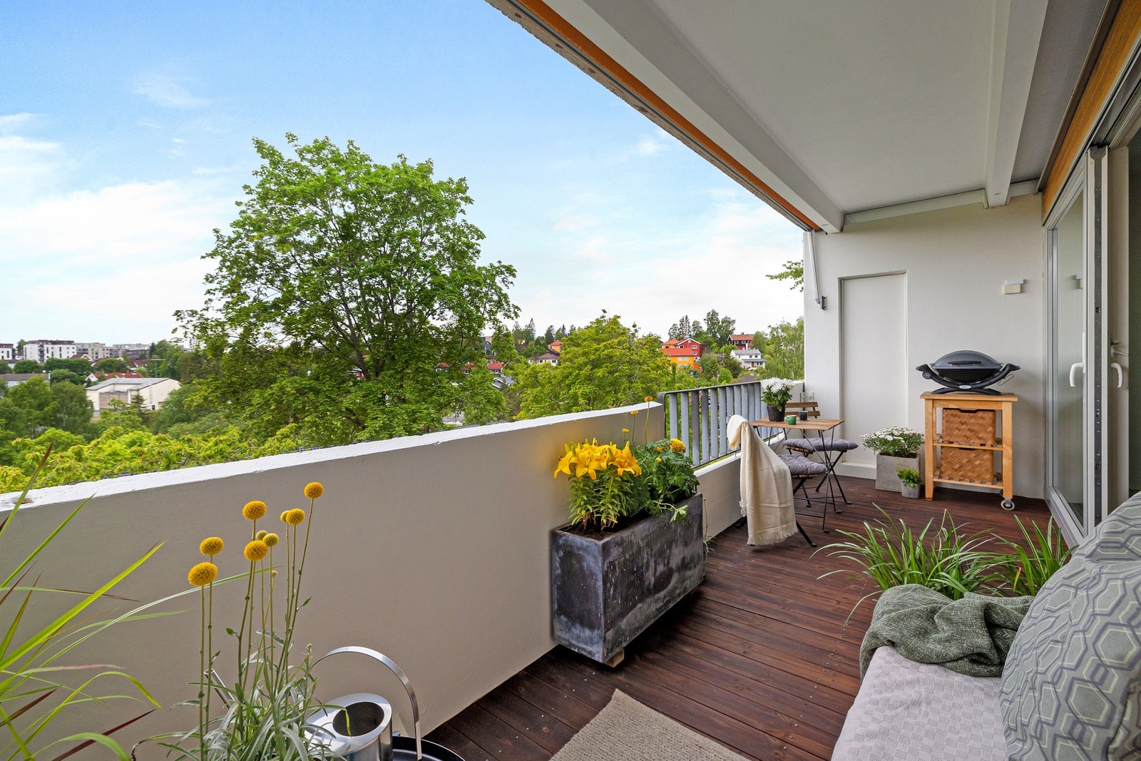 Sydvestvendt balkong med herlige solforhold og god plass til både utemøblement og grill. Galleribilde