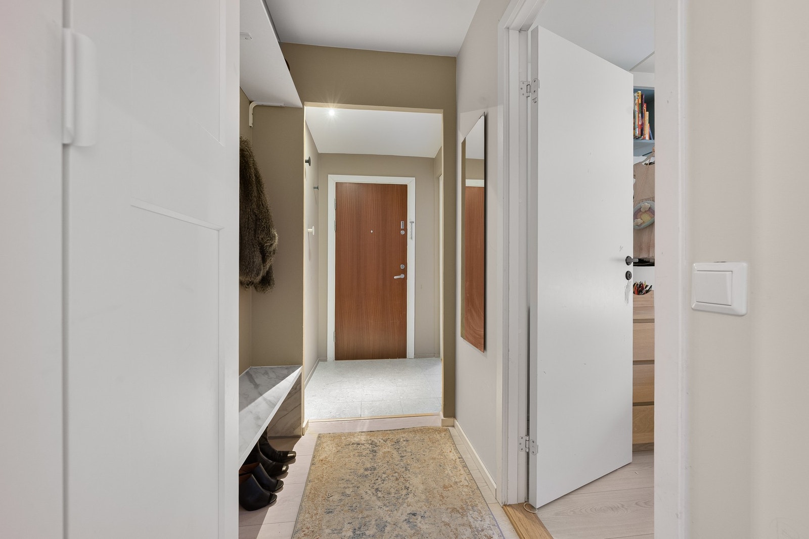 Entré og gang med gode oppbevaringsmuligheter. Galleribilde