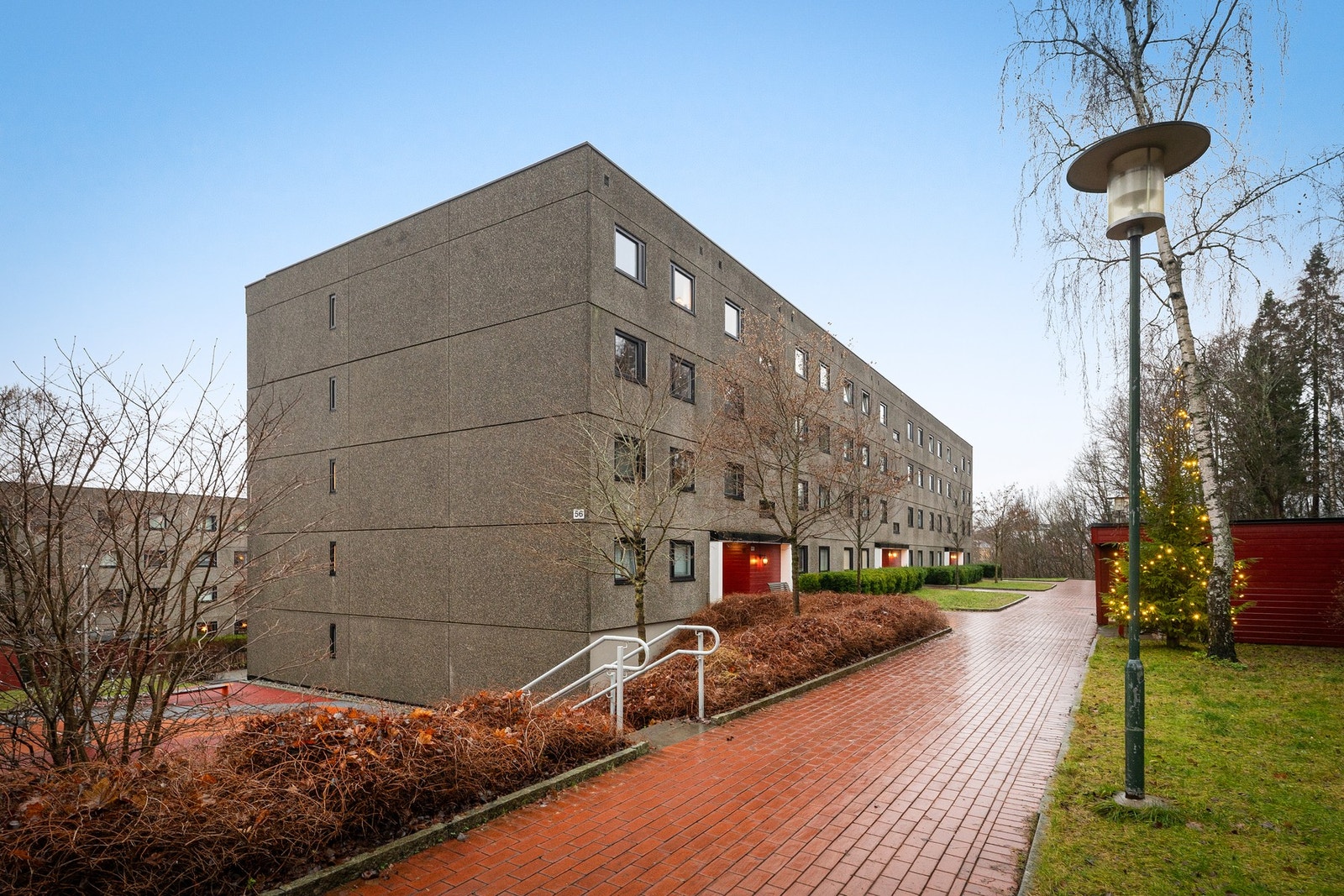 Det medfølger bod i frittliggende bygg rett ved inngangspartiet, samt kjellerbod. Galleribilde