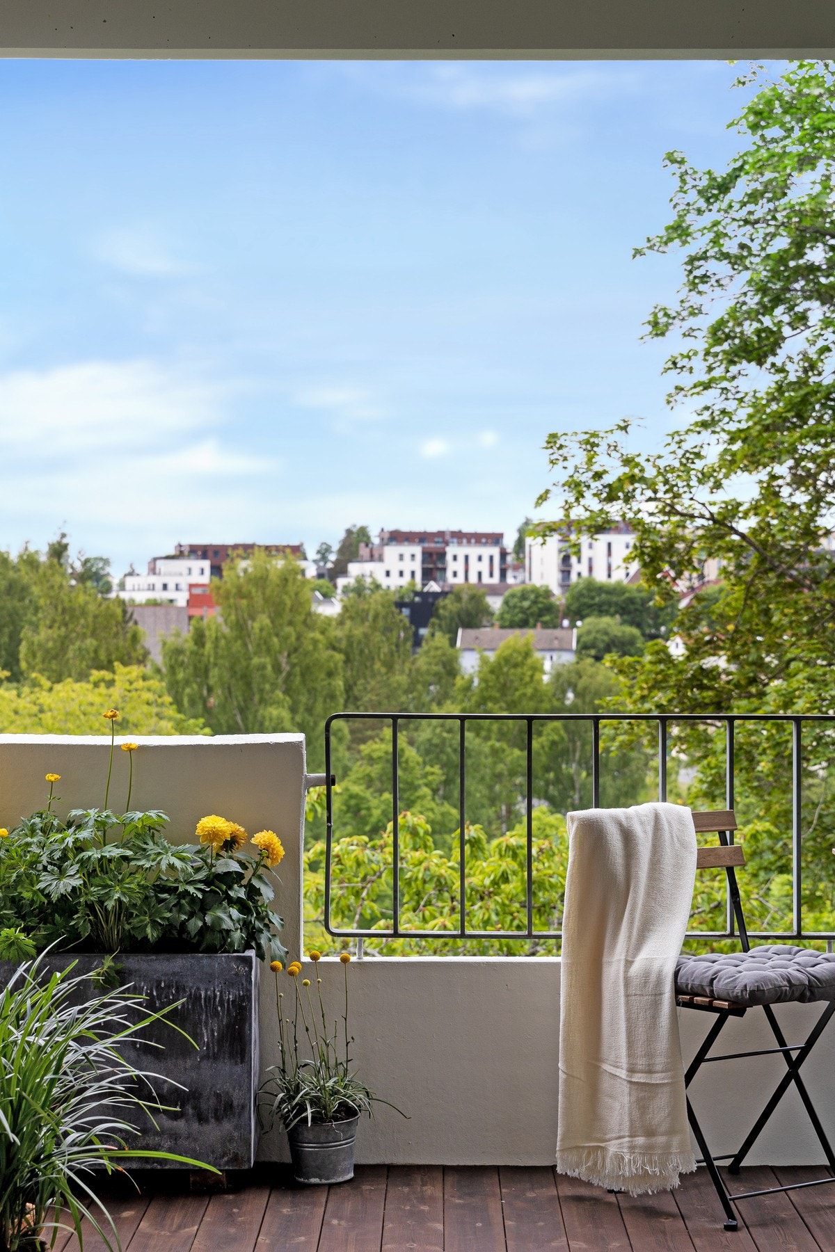 Veranda med utsikt mot Vestjordet barnehage, som ligger ca. 2 minutters gange unna. Galleribilde