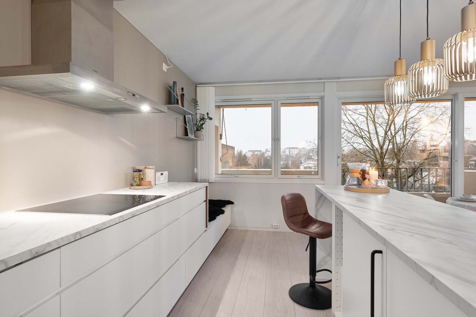 Stue og kjøkken i åpen løsning med gode lysforhold fra store vindusflater og utgang til balkong. Vinduer fra 2007. Galleribilde