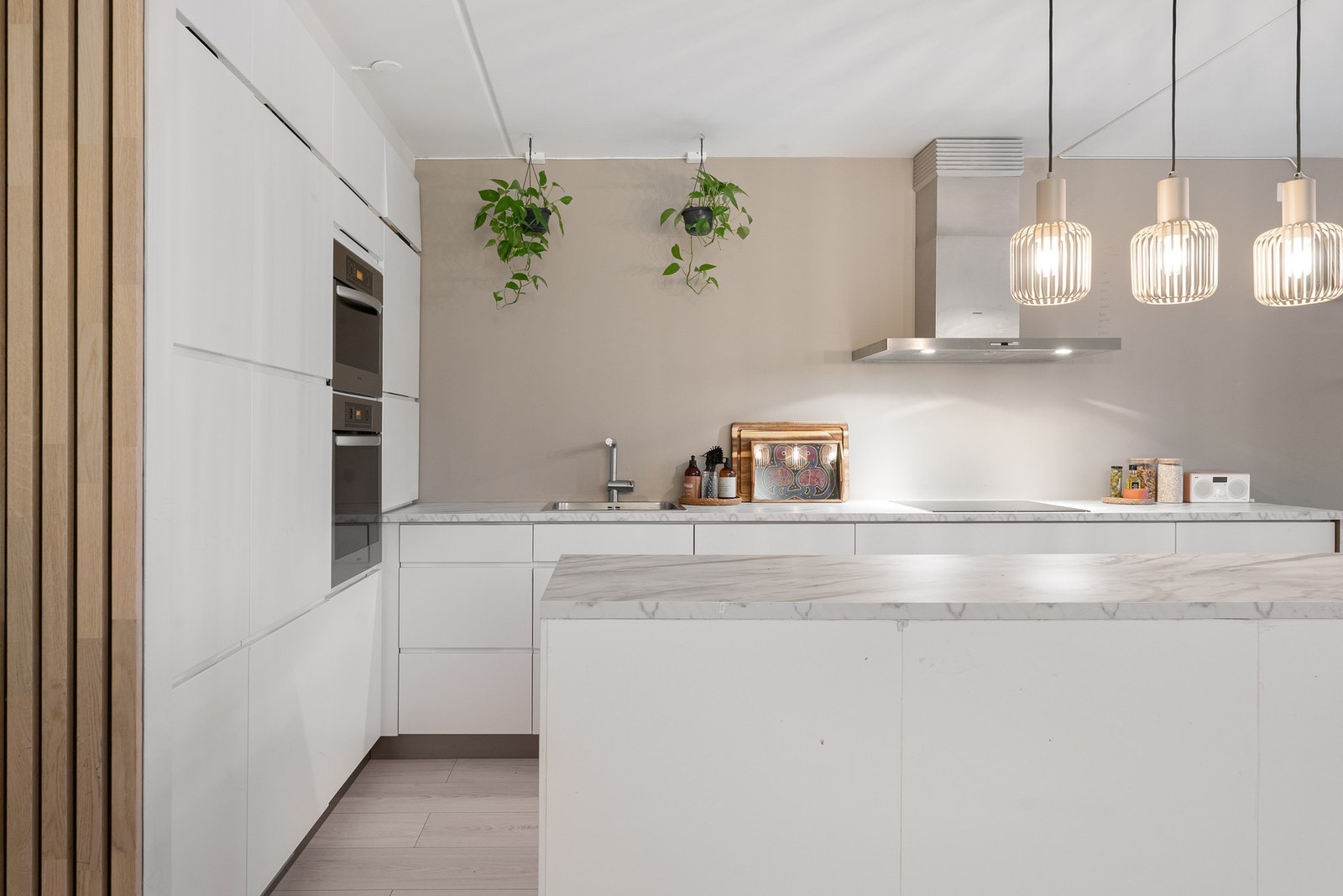 Kjøkkenøy med god arbeidsplass og utsikt mot Røa, Hovseterdalen og Vestjordet barnehage. Galleribilde