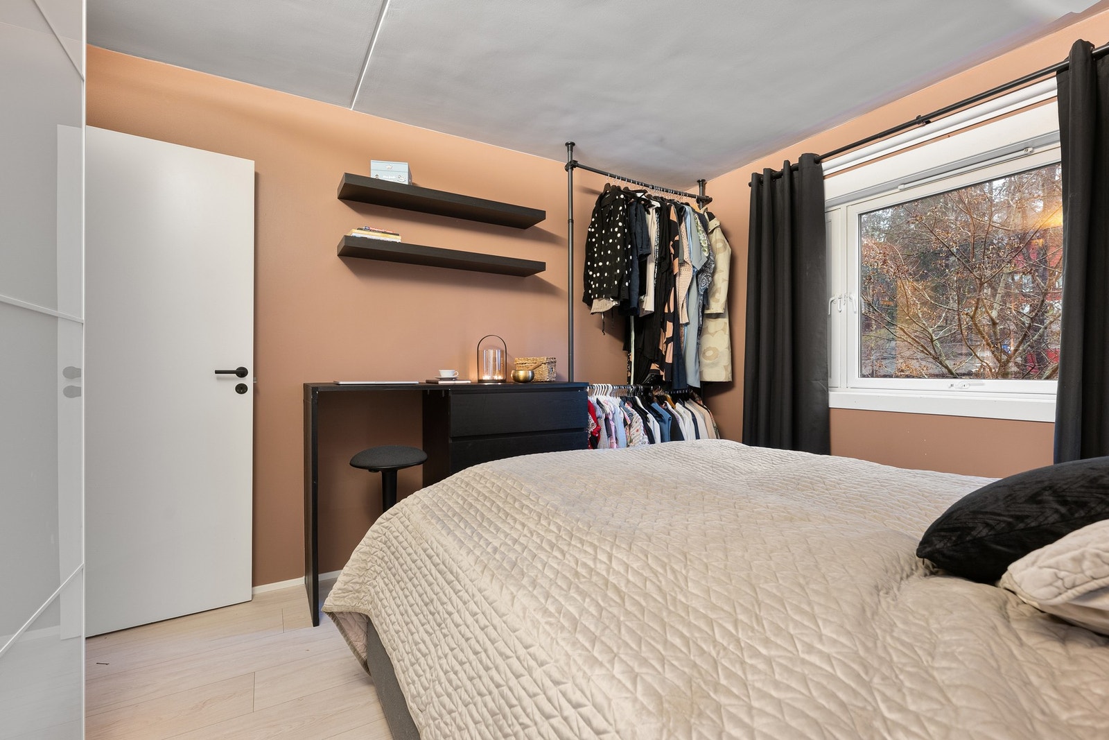 Klesoppbevaring i skyvedørsgarderobe, med plass til kommode eller øvrig møblering. Galleribilde