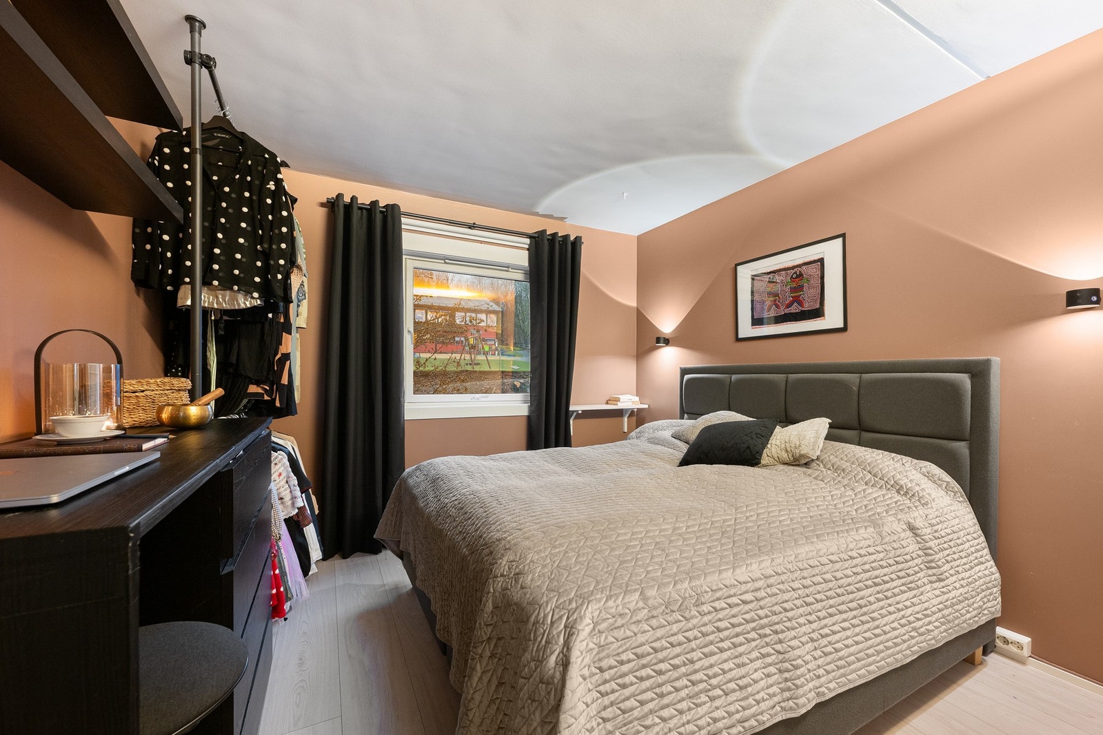 Hovedsoverom med god plass til seng og garderobeløsning. Det er lagt nytt laminatgulv i leiligheten. Galleribilde