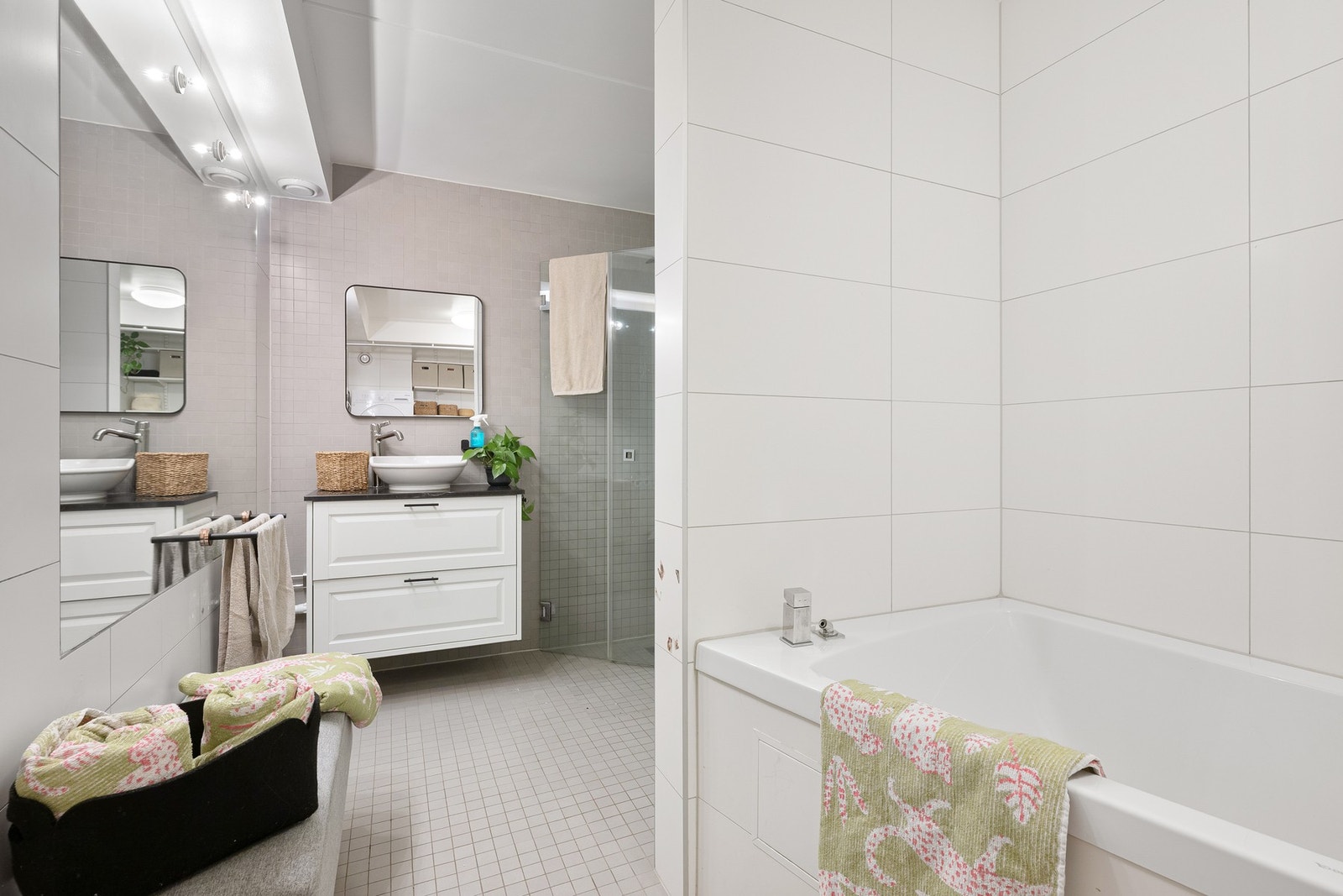 Praktisk bad med både dusjnisje og innfliset badekar. Galleribilde