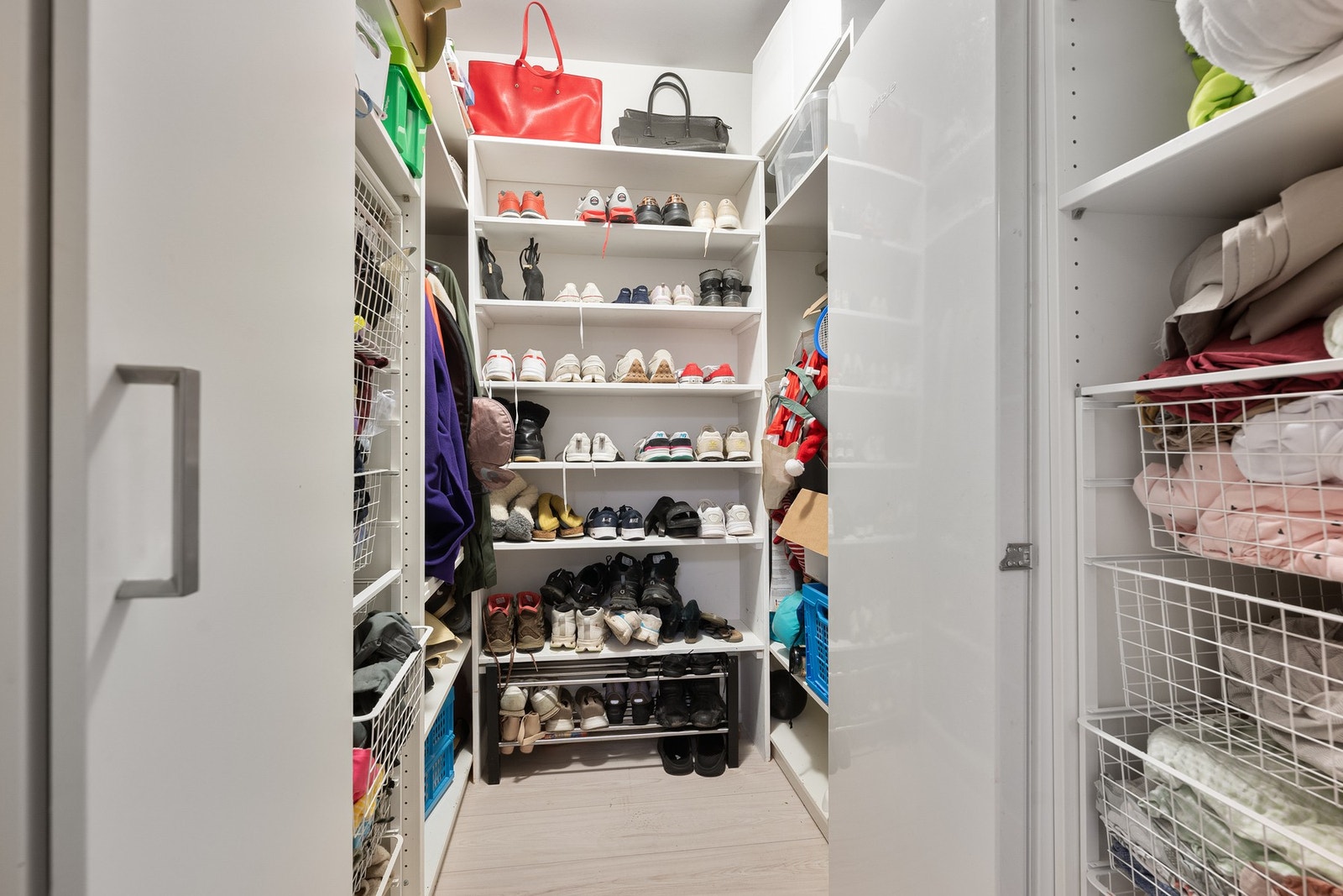 Direkte tilknyttet entréen ligger en praktisk bod/omkledningsrom med garderobeinnredning. Galleribilde