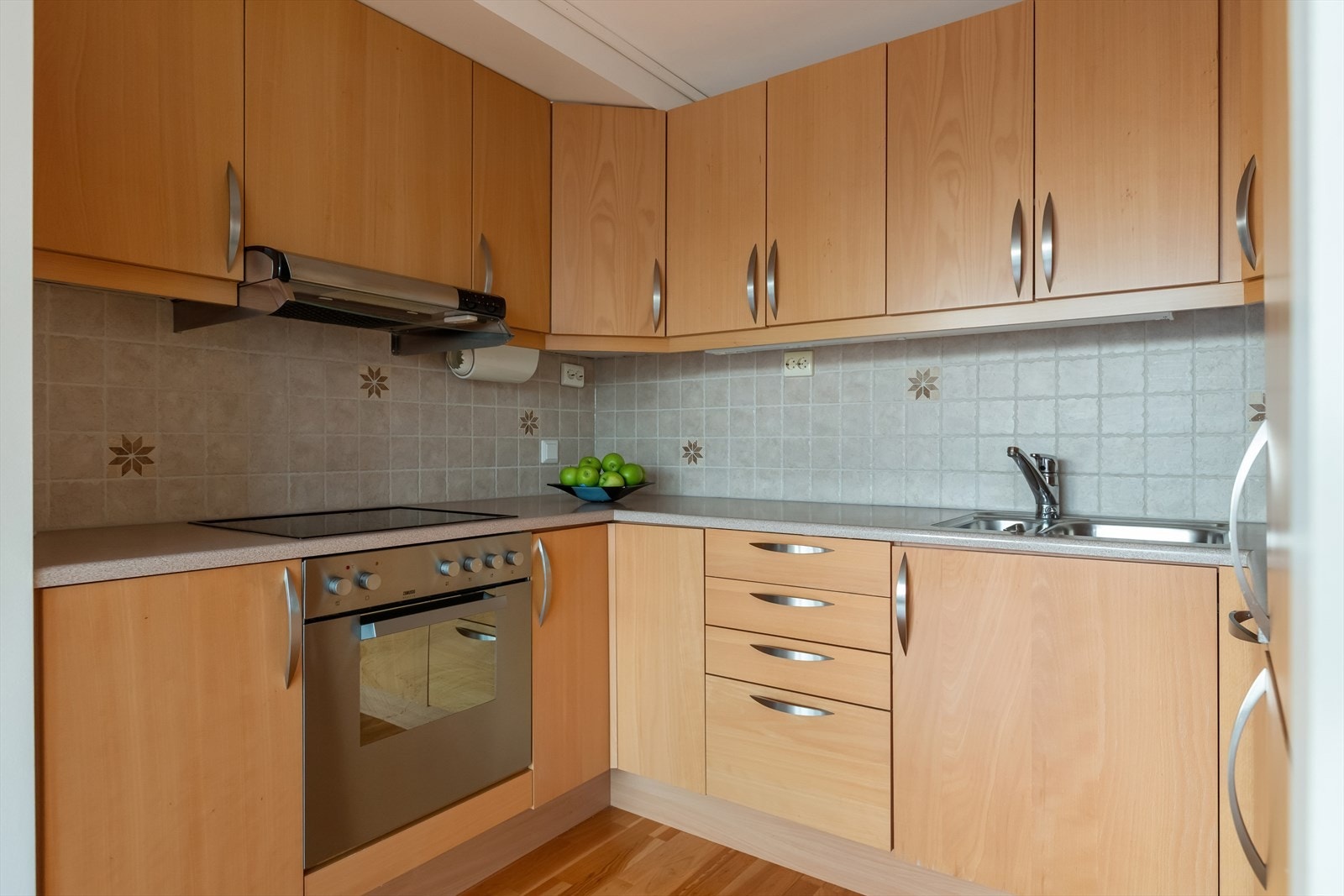 Kjøkkenet er godt utstyrt med et rikelig utvalg av skap- og skuffeløsninger. Her er det integrert komfyr, koketopp, kjøl- og fryseskap og oppvaskmaskin Galleribilde