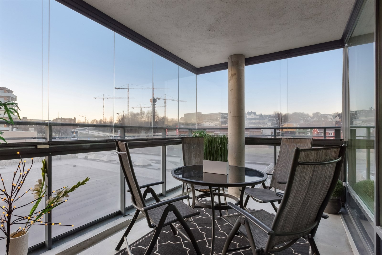 Den 10 kvm store innglassede balkongen tilbyr svært fordelaktige solforhold. Her sitter man i retning syd/vest. Galleribilde