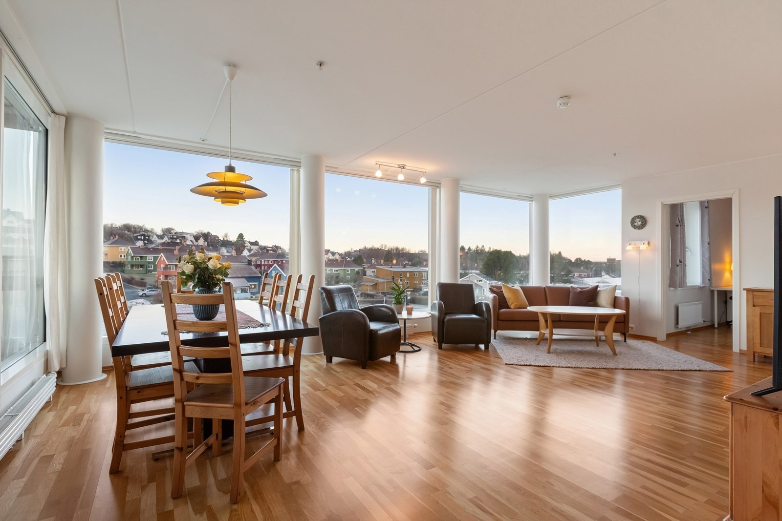 Fra stuen har man flott utsyn uten gjenboere Galleribilde