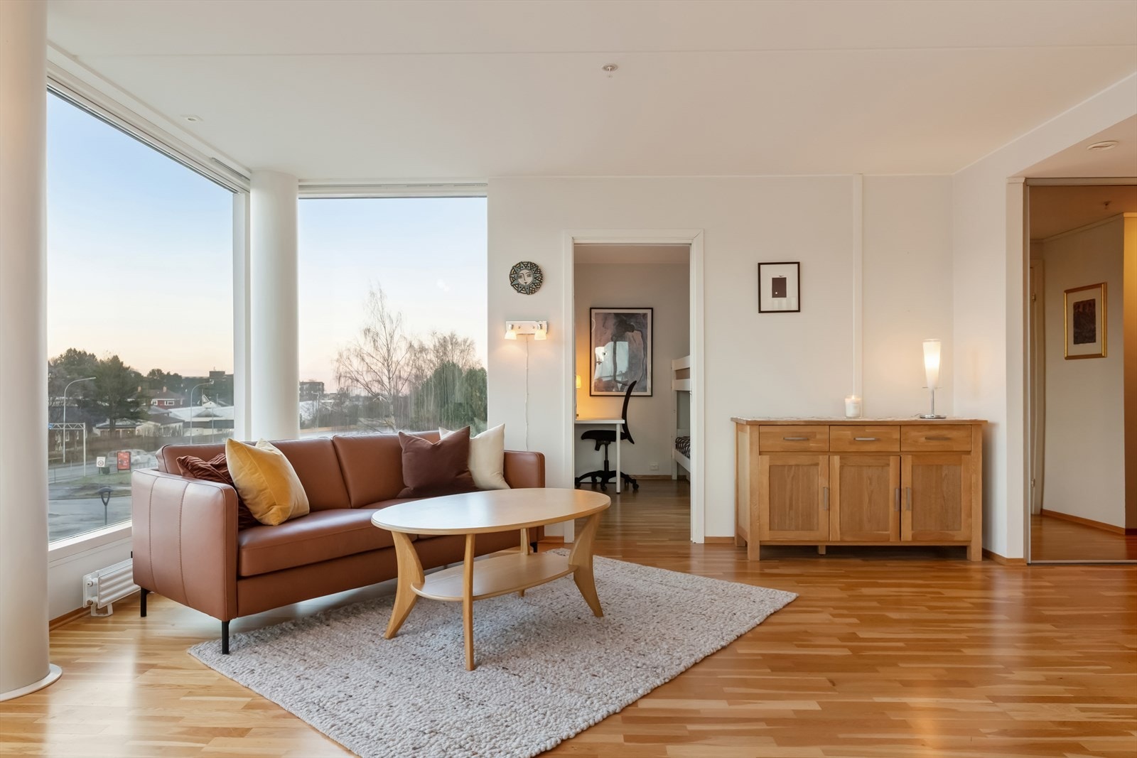 Stuens areal på ca 40 kvm gir rom for mange møbleringsmuligheter Galleribilde