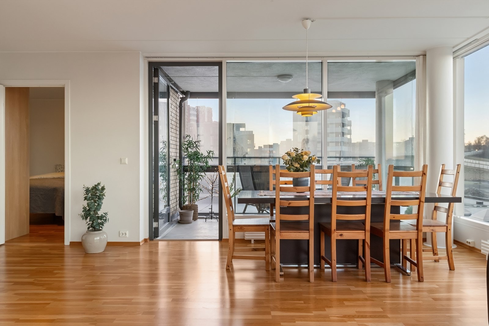 Ved leilighetens innglassede balkong er det naturlig avsatt plass for en romslig spisestue Galleribilde