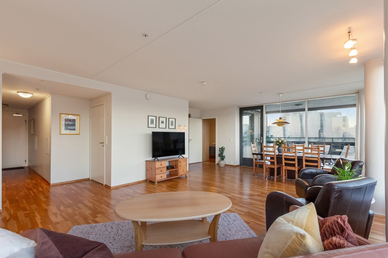 Stuens areal gjør det mulig å dele rommet inn i flere soner og sittegrupper Galleribilde