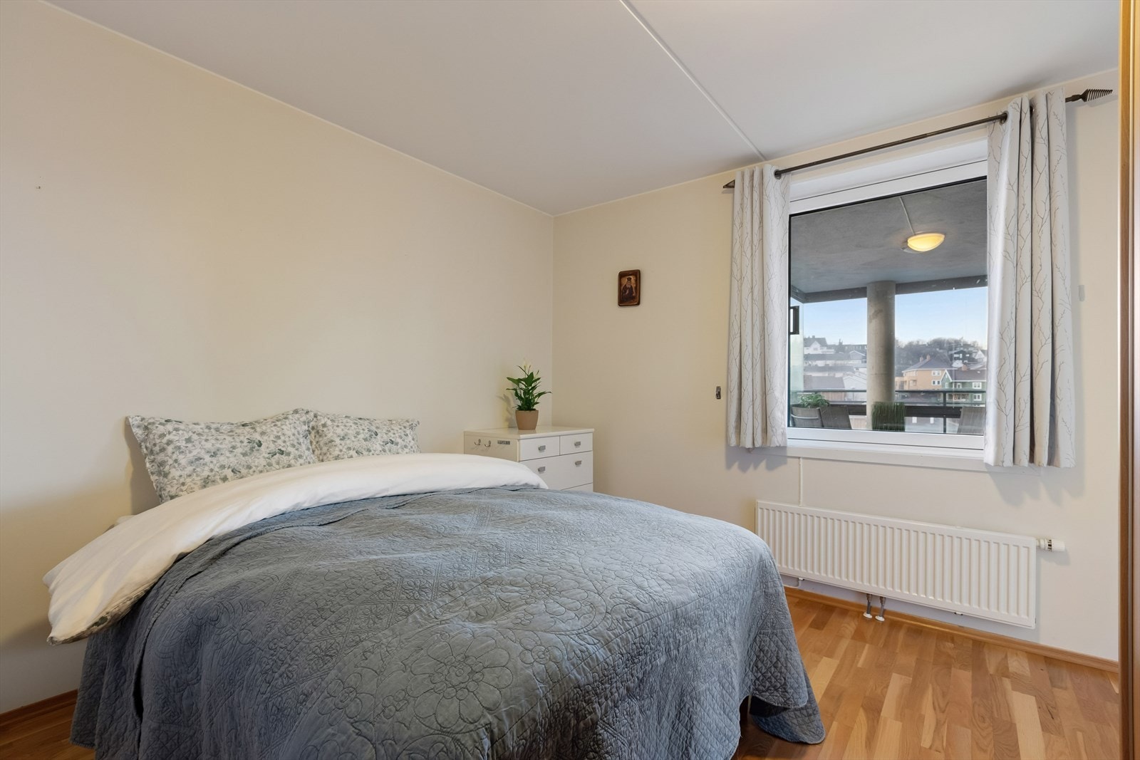 Hovedsoverommet er på hele 12 kvm og har rikelig med plass til både dobbetseng og rause garderobeløsninger. Galleribilde