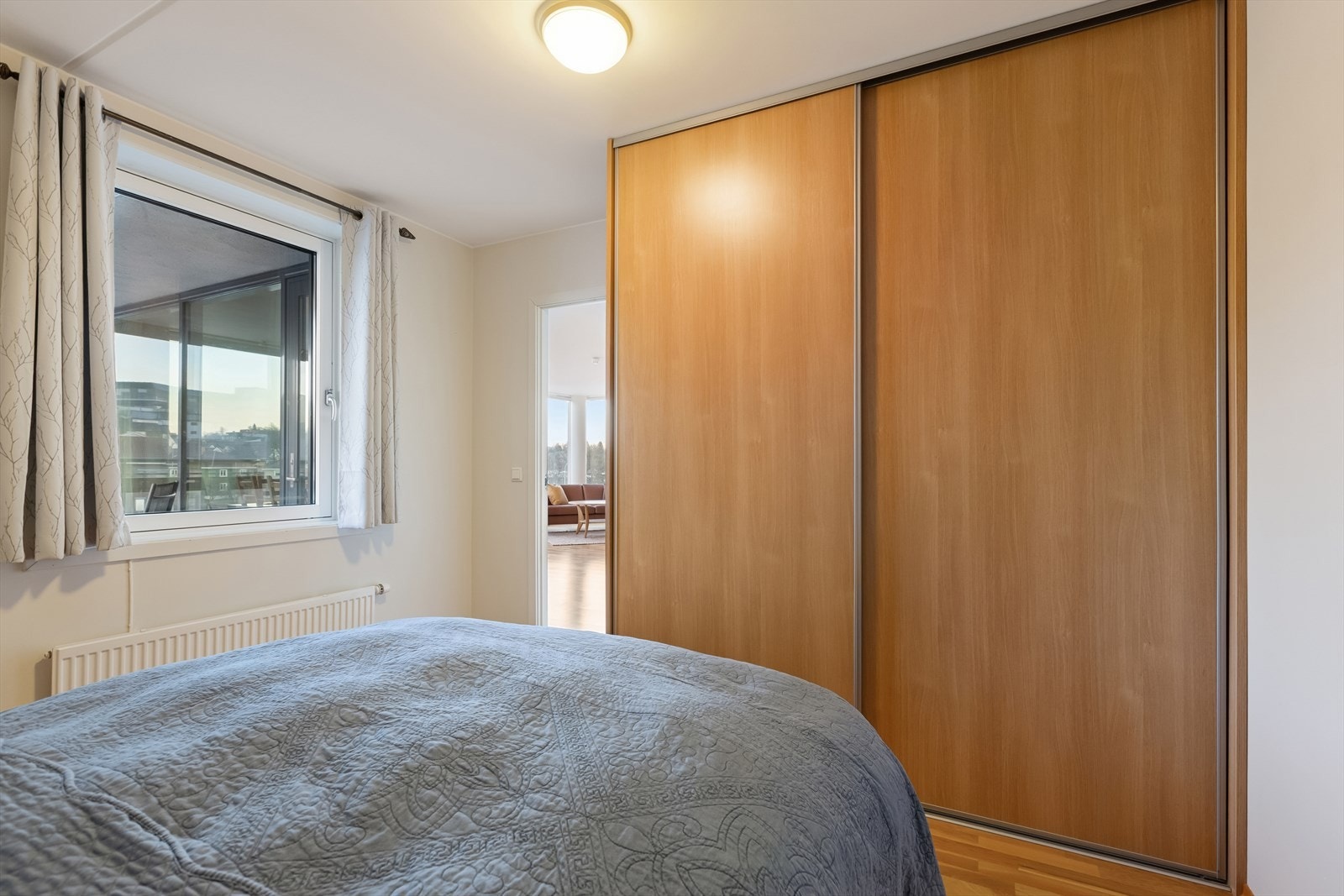 Her er det også integrert en plassbesparede skyvedørsgarderobe Galleribilde