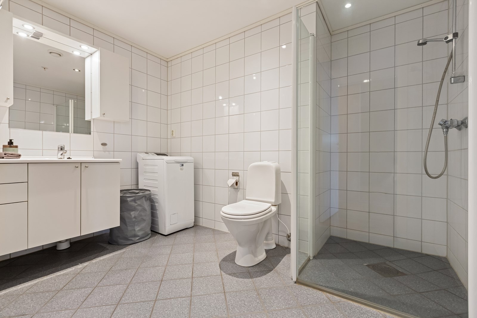 Baderommet er flislagt med varmekabler Galleribilde