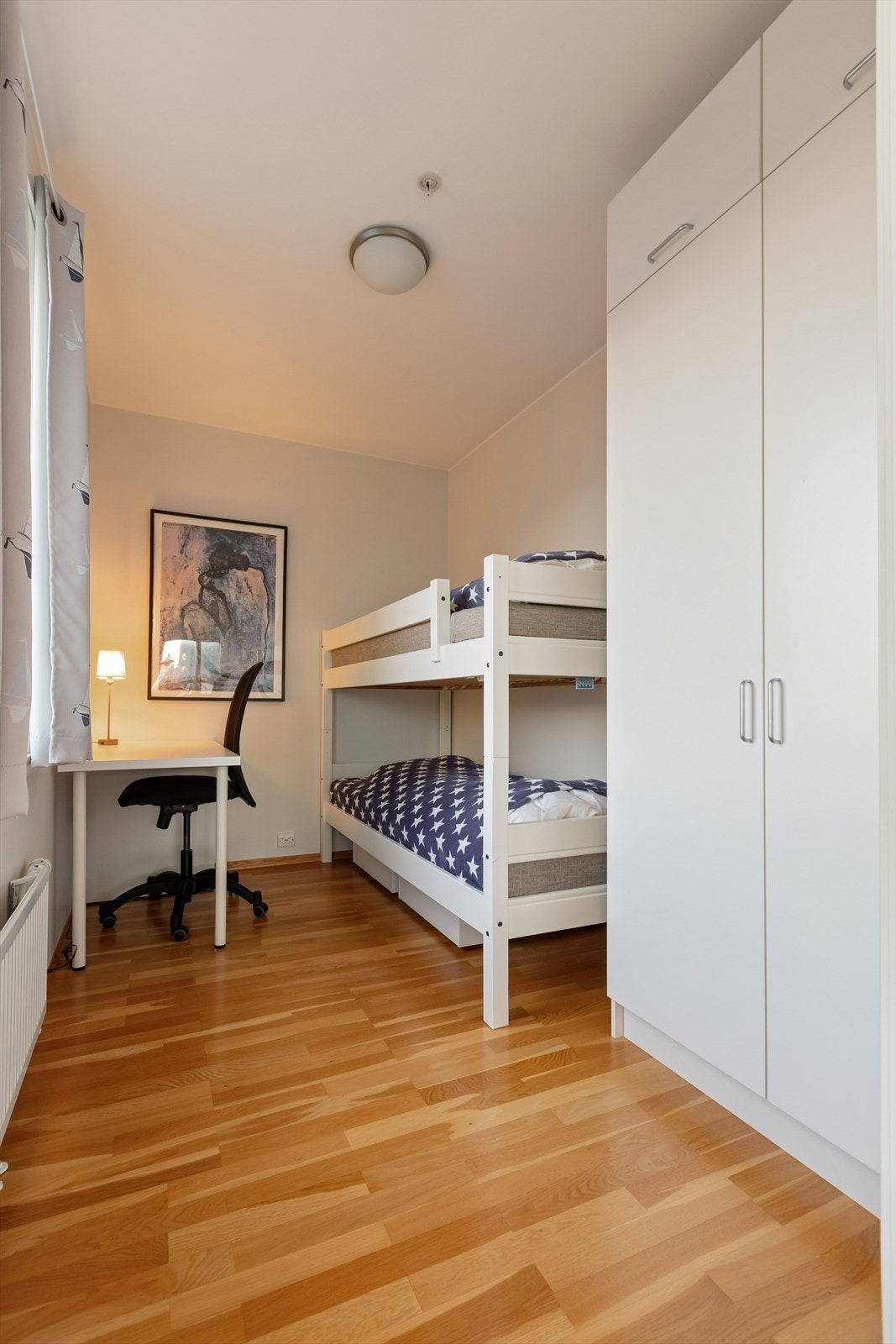 Soverom 2 er oppmalt til ca 6,9 kvm og har plass til både seng, pult og garderobeløsning Galleribilde