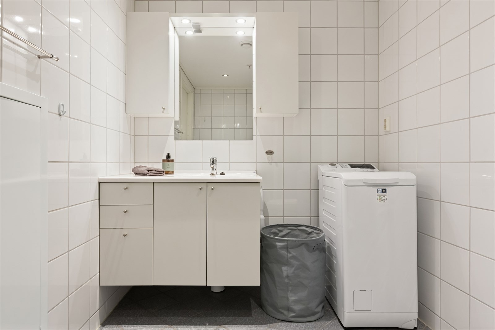 Baderommet er oppmålt til 6,2 kvm og innehar flis på gulv og vegger samt downlights i himling Galleribilde