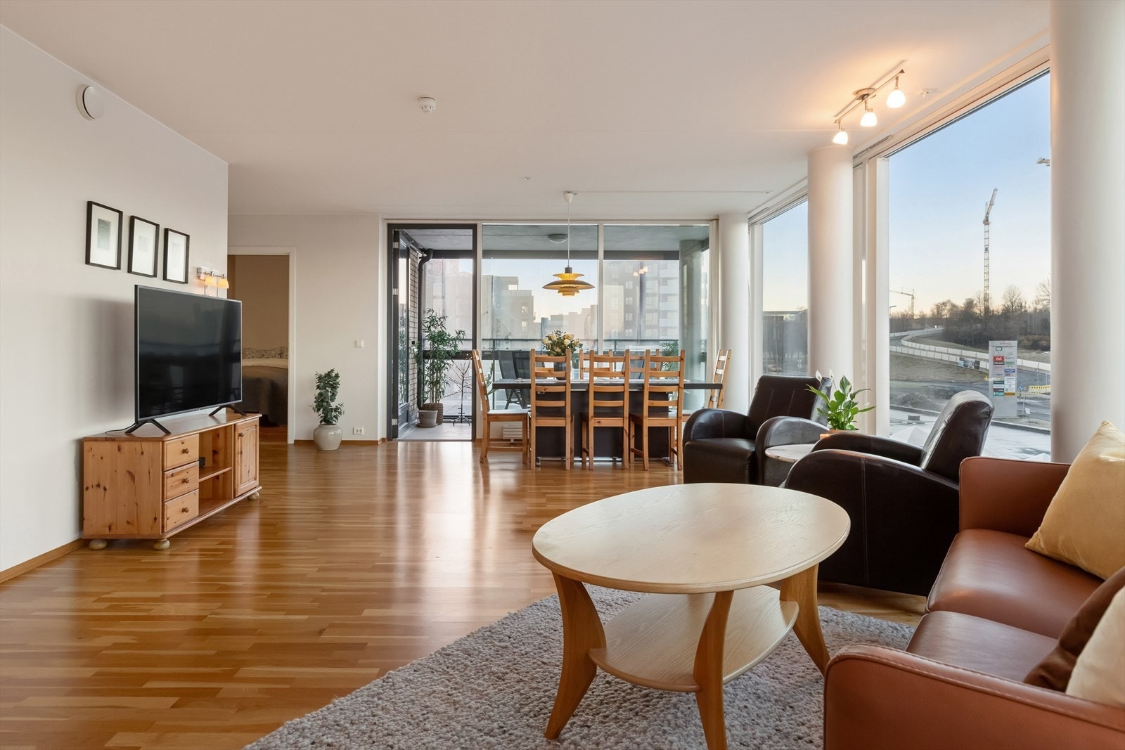 De store vindusflatene gir et flott naturlig innlys Galleribilde